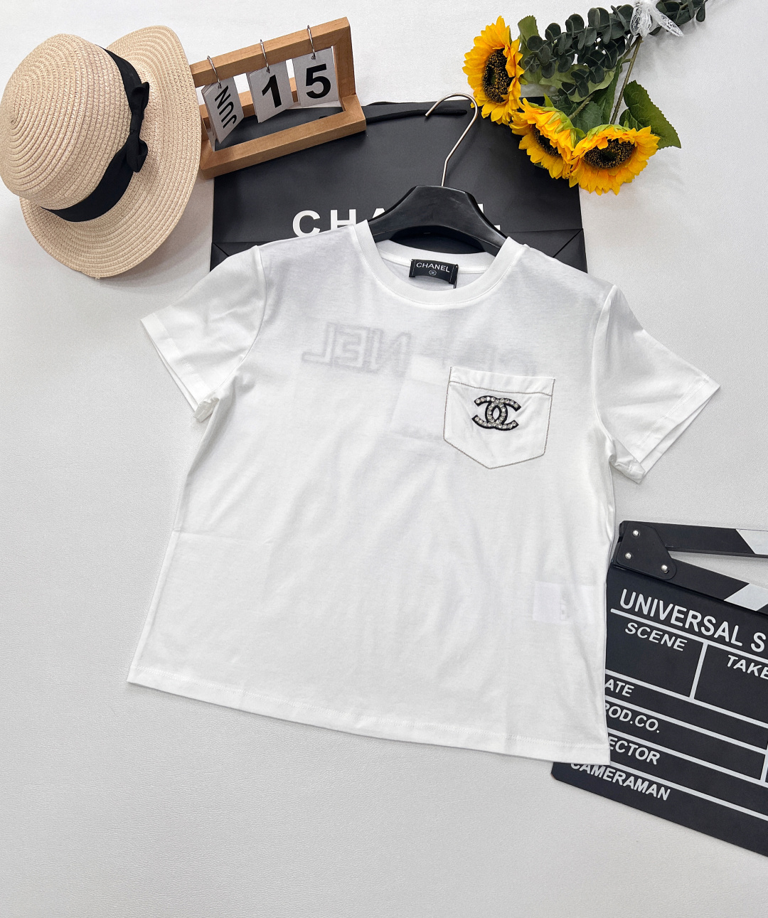 NO:327461,CHANEL pocket double C embroidery diamond-set short-sleeved T-shirt, iconic double C embroidery, shining diamonds** The exquisite embroidery technology and dazzling diamond-set details sublimate CHANEL's classic double C logo to a luxurious level, showing extraordinary style in every move. Solid color short-sleeved design, smooth and neat style, paired with three-dimensional pocket decoration on the chest, revealing the elegant genes of CHANEL in a low-key manner. Combed cotton fabric is skin-friendly and breathable, giving the dual experience of coexistence of summer wear and high-end wear. Whether it is paired with high-waist jeans to interpret the casual French style, or combining it with a skirt to create a sophisticated celebrity style, you can easily switch daily and light luxury scenes in one piece. From stitching to diamond-setting, every detail adheres to CHANEL's century-old craftsmanship standards, not only a T-shirt, but also a fashionable art worth collecting.  Whether it is a daily street or a casual party, it is suitable for you. Selected high-quality pure cotton fabrics, which have good breathability and moisture absorption, are soft and skin-friendly, and are comfortable to wear with your body, and can keep them refreshing even in hot summer days. The perfect combination of fashion and quality is a fashion essential item for everyone who pursues personality and elegance, opening up infinite fashion possibilities for you. Size sml, chanel, skirts, jeans, T-shirt, tees, t-shirt, alexander wang19860909CHANEL 口袋双C刺绣镶钻短袖T恤,标志性双C刺绣,镶嵌闪耀钻石** 精致刺绣工艺搭配璀璨镶钻细节,将CHANEL的经典双C标志升华至奢华高度,举手投足间尽显非凡格调.  纯色短袖设计,流畅利落的版型,搭配胸前立体口袋装饰,低调中透出CHANEL的优雅基因.精梳棉面料,亲肤透气,赋予夏日穿着舒适与高级并存的双重体验.  无论是搭配高腰牛仔裤演绎随性法式风情,还是与半裙组合打造精致名媛风,一件即可轻松切换日常与轻奢场景.  从缝线到镶钻,每一处细节均秉承CHANEL百年工艺标准,不仅是T恤,更是值得收藏的时尚艺术品.  无论是日常出街还是休闲聚会都适配.精选高品质纯棉面料,具有良好的透气性与吸湿性,触感柔软亲肤,贴身穿舒适自在,即使在炎热夏日也能保持清爽. 时尚与品质的完美结合,是每个追求个性与优雅之人的时尚必备单品,为你开启无限时尚可能. 尺码sml,,chanel,skirts,jeans,T-shirt,tees，t-shirt,alexander wang,Women's clothing