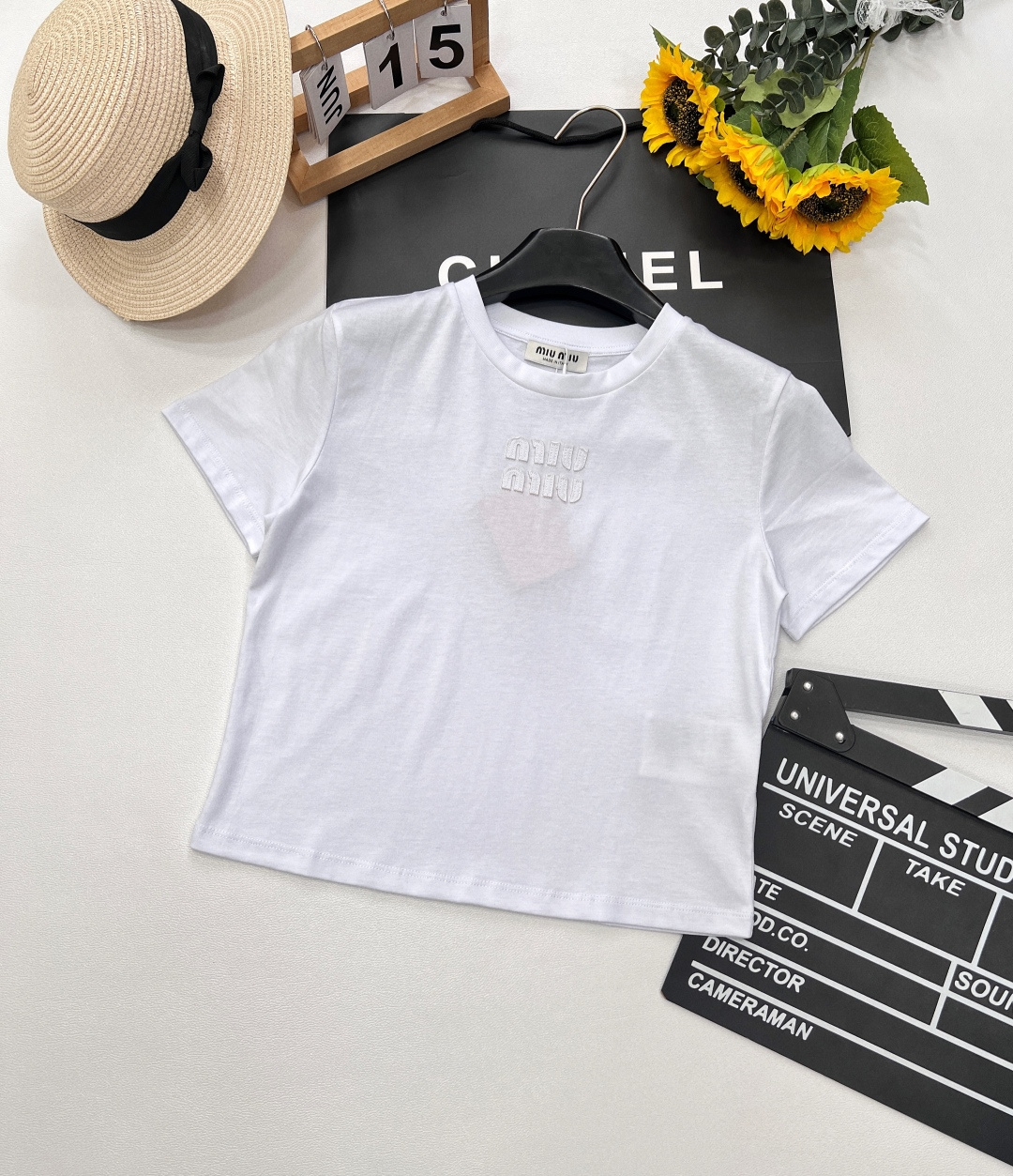 NO:327472,Miumiu's new round neck short-sleeved T-shirt in early spring, customized YB mercerated cotton material, breathable and comfortable, full texture, small-size T-shirt cutting, exquisite three-dimensional clarity letters highlight the brand's style and make it slim visual effect, classic color matching creates a personal style, full of creativity, brand high-end design sense, single wear and inner wear are brilliant and fashionable, customized surface accessories, high-version, two colors are outstanding!  Size sml, miumiu, T-shirt,tees, t-shirt,alexander wang19860909Miumiu早春新品圆领短袖T恤,定制YB丝光棉材质 透气舒适 质感十足 小版型T恤裁剪 精致立体贴布字母凸显品牌格调显瘦视觉效果 经典配色打造个性风格 充满创意 品牌高级设计感拉满 单穿内搭都出彩时髦 定制面辅料 高版本 两色出！ 尺码sml,,miumiu,T-shirt,tees，t-shirt,alexander wang,Women's clothing