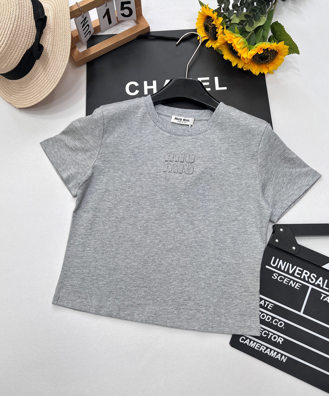 NO:327478,Miumiu's new round neck short-sleeved T-shirt in early spring, customized YB mercerated cotton material, breathable and comfortable, full texture, small-size T-shirt cutting, exquisite three-dimensional clarity letters highlight the brand's style and make it slim visual effect, classic color matching creates a personal style, full of creativity, brand high-end design sense, single wear and inner wear are brilliant and fashionable, customized surface accessories, high-version, two colors are outstanding!  Size sml, miumiu, T-shirt,tees, t-shirt,alexander wang19860909Miumiu早春新品圆领短袖T恤,定制YB丝光棉材质 透气舒适 质感十足 小版型T恤裁剪 精致立体贴布字母凸显品牌格调显瘦视觉效果 经典配色打造个性风格 充满创意 品牌高级设计感拉满 单穿内搭都出彩时髦 定制面辅料 高版本 两色出！ 尺码sml,,miumiu,T-shirt,tees，t-shirt,alexander wang,Women's clothing