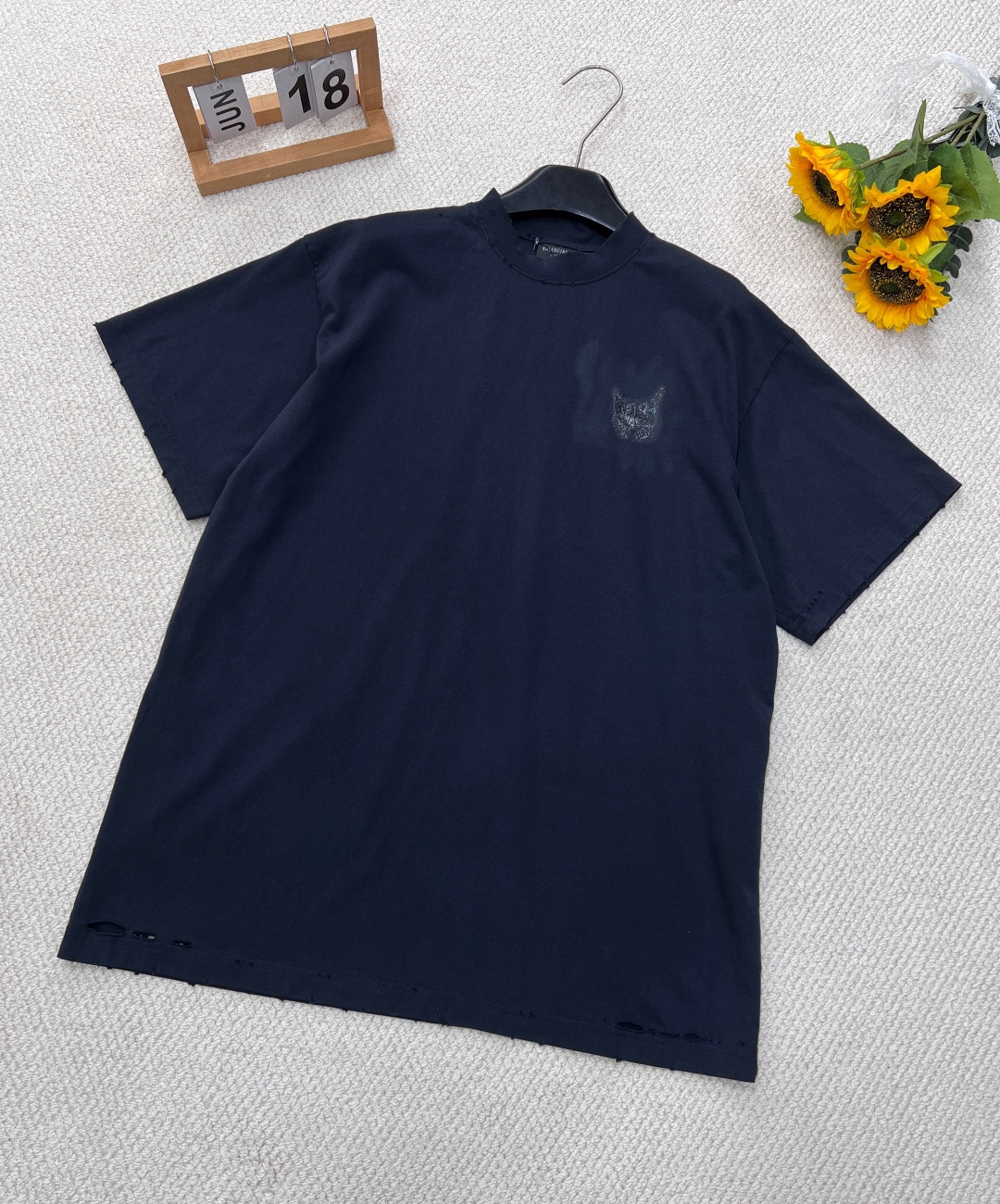 NO:327987,BALENCIAGA's new glitter wheat ear print round neck short sleeves, with shiny art prints on the front, and the Jinsha glitter print is a decorative process that forms a metallic glitter effect on the surface of the fabric, effectively enhancing the high-end and visual attractiveness of the product. The pattern needs to be designed for the glitter characteristics, with clear lines and color blocks of the design; high-precision wire mesh is used to make the plate to ensure the even distribution of glitter. As always, the eye-catching color scheme is photogenic and fashionable, with a slightly rock style, super INS blogger style, exquisite, delicate and textured, shoulder-falling design, super slim, versatile and easy to wear, a must for trendy people to go out, casual contrasting colors~ A washing and old style, a must for street-fried products, a single piece can become a piece of trendy products, American retro style!  Large sizes for men and women, size xssml, balenciaga, T-shirt, alexander wang19860909BALENCIAGA 新款闪粉麦穗印花圆领短袖,正面饰以闪亮艺术作品印花,金沙闪粉印花是在面料表面形成金属质感闪光效果的装饰工艺,有效提升产品的高端感和视觉吸引力.图案需针对闪粉特性设计,对版设计线条、色块分明；使用高精度丝网制版,确保闪粉均匀分布.一如既往的抢眼配色 贼上镜又时髦 略带摇滚风格超显INS博主风 精致细腻超有质感 落肩的设计 超级显瘦 百搭又好穿 潮人出街必备 休闲式撞色～ 水洗做旧的风格 炸街必备款 单件就可以成为潮流单品的一件tee 美式复古风！男女同款大货出 尺码xssml,,balenciaga,T-shirt,alexander wang,Women's clothing