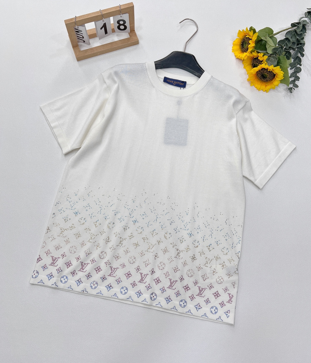 NO:327991,LOUIS VUITTON Heavy Industry Rhinestone Crystal Gradient Knitted Short Sleeve Use 12s fine needle serration technology to make woven sheets, using fine yarn as the material; the imported material used is made of a jacquard loom imported from Germany. This technology makes the yarn more uniform and smooth, thereby increasing the comfort and durability of the fabric. Due to the use of high-quality yarn and advanced spinning technology, the texture of this sweater is very delicate and soft and comfortable in the hand. Rhinestone artistic embellishment, the positioning of flower Rhinestone is a unique and gorgeous decorative process, customizing the material for the shape and size of the plate. Rhinestone has a highly transparent and glossy synthetic gem, creating a shining and three-dimensional printing effect. Comfortable and durable, it can also highlight the wearer's neck lines and add a sense of ability and neatness.  The ironing letters on the clothes flash in the sun, full of exquisiteness, casually paired with jeans or casual pants, immediately transform into fashionable sex. Size xssml,,louis vuitton,jeans,T-shirt,alexander wang19860909LOUIS VUITTON 重工水钻水晶渐变针织短袖 采用12s细针赛络纺技术制作织片,使用细支纱作为材质；所用进口材质由德国进口提花织机进行织片. 该技术使得纱线更加均匀、光滑,从而增加织物的舒适度和耐久性.由于采用了高质量的纱线和先进的纺纱技术,这种针织衫的质地非常细腻手感柔软舒适. 莱茵石艺术点缀,对花定位莱茵石烫钻是一种独特且华丽的装饰工艺,对版形状大小定制材料.莱恩石具有高度透明度和光泽度的合成宝石,创造出一种闪耀且富有立体感的印花效果. 舒适又耐用,同时也能够凸显出穿着者的颈部线条,增添一份干练和利落感. 衣服上的烫钻字母,在阳光下一闪一闪,精致感拉满,随便搭条牛仔裤或休闲裤,立刻变身时髦精 尺码xssml,,louis vuitton,jeans,T-shirt,alexander wang,Women's clothing