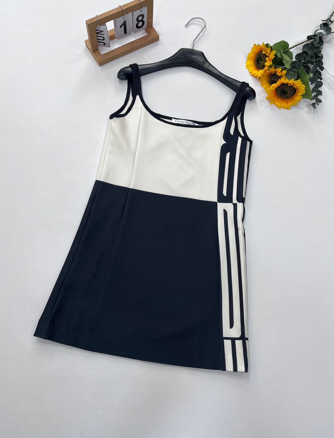 NO:327998,DioR2025 new suspender dress, customized YB imported fine imitation wool material, texture, smooth and comfortable skin, suspender vest skirt tailoring, suspender shoulders are decorated with black edges, large body is collided with black apricot color, embellished letter logo decoration, showing temperament and charm Simple and elegant Straight cut, slightly waist-hugging, modify waist and hip curve, inclusive and slimming outfit, elegant temperament Customized surface accessories, three-standard versions are complete, size sml,,dior, skirts,alexander wang19860909DioR2025新款吊带连衣裙,定制YB进口精仿羊毛材质 质感光泽 贴肤垂顺舒适 吊带背心裙剪裁 吊带肩位处饰以黑色包边 大身以黑色杏色碰撞 点缀字母徽标装饰 彰显气质魅力 简约优雅 直筒剪裁 微微收腰 修饰腰臀曲线 穿搭包容显瘦 气质优雅 定制面辅料 认准版本三标齐全大货出 尺码sml,,dior,skirts,alexander wang,Women's clothing