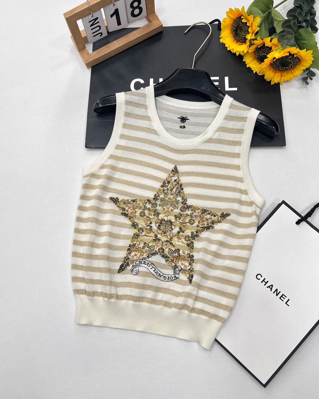 NO:328021,DIOR's new five-pointed star ribbon striped knit vest. Beige and gold stripes intertwined to present an elegant texture. The iconic five-pointed star pattern is presented with exquisite embroidery technology and is decorated with gorgeous patterns. It is decorated with ribbons with the words 