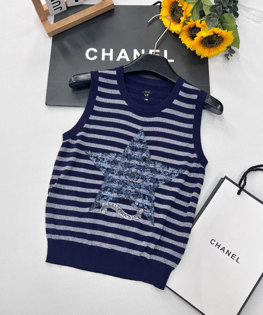 NO:328024,DIOR's new five-pointed star ribbon striped knit vest. Beige and gold stripes intertwined to present an elegant texture. The iconic five-pointed star pattern is presented with exquisite embroidery technology and is decorated with gorgeous patterns. It is decorated with ribbons with the words 