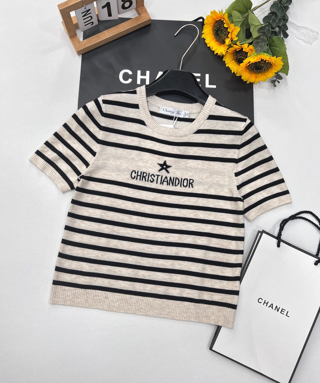 NO:328028,DIOR's new five-pointed star letter jacquard striped knitted short sleeves, classic black and white stripes, simple and versatile, with a high-end atmosphere. The exquisite five-pointed star and the 