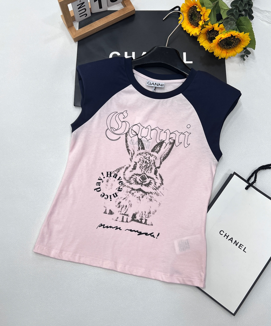 NO:328032,Ganni 25ss new spliced ​​contrasting short-sleeved T-shirt, this top is amazing!  The pink and white background is paired with cool and handsome royal blue shoulders, and the unique splicing is super eye-catching. It comes with sponge shoulder pads, a blessing for a small skeleton figure!  Help you easily get superior head-shoulder comparisons, and instantly improve your aura. The cute rabbit prints and playful letters surround you, full of vitality and fun. Whether it is the casual style with jeans or the sweet style with short skirts, it can be easily controlled. When you wear it, you will be the most beautiful boy on the street!  Get it now, and you can get a complete range of three-standard products. Size sml, skirts, jeans, T-shirt, tees, t-shirt, alexander wang19860909Ganni 25ss新款拼接撞色短袖T恤,这件上衣太绝了！粉白底色搭配酷帅宝蓝色肩,独特拼接超吸睛.自带海绵垫肩,小骨架身材的福音！帮你轻松get优越头肩比,气场瞬间提升.可爱的兔子印花,还有俏皮的字母环绕,满满的活力与趣味.不管是搭配牛仔裤的休闲风,还是配上短裙的甜美风,它都能轻松驾驭.穿上它,你就是街头最靓的仔！赶紧入手,三标齐全大货出 尺码sml,,skirts,jeans,T-shirt,tees，t-shirt,alexander wang,Women's clothing