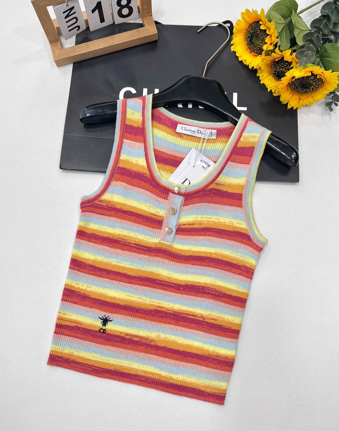 NO:328036,Dior new contrasting striped bee embroidered knitted vest. This knitted vest is simply a fantasy and elegant product in the fashion industry!  Contrasting striped design is bold and eye-catching, with natural color transitions, vitality and elegance coexisting. Exquisite bee embroidery, the details show the brand ingenuity, and the 