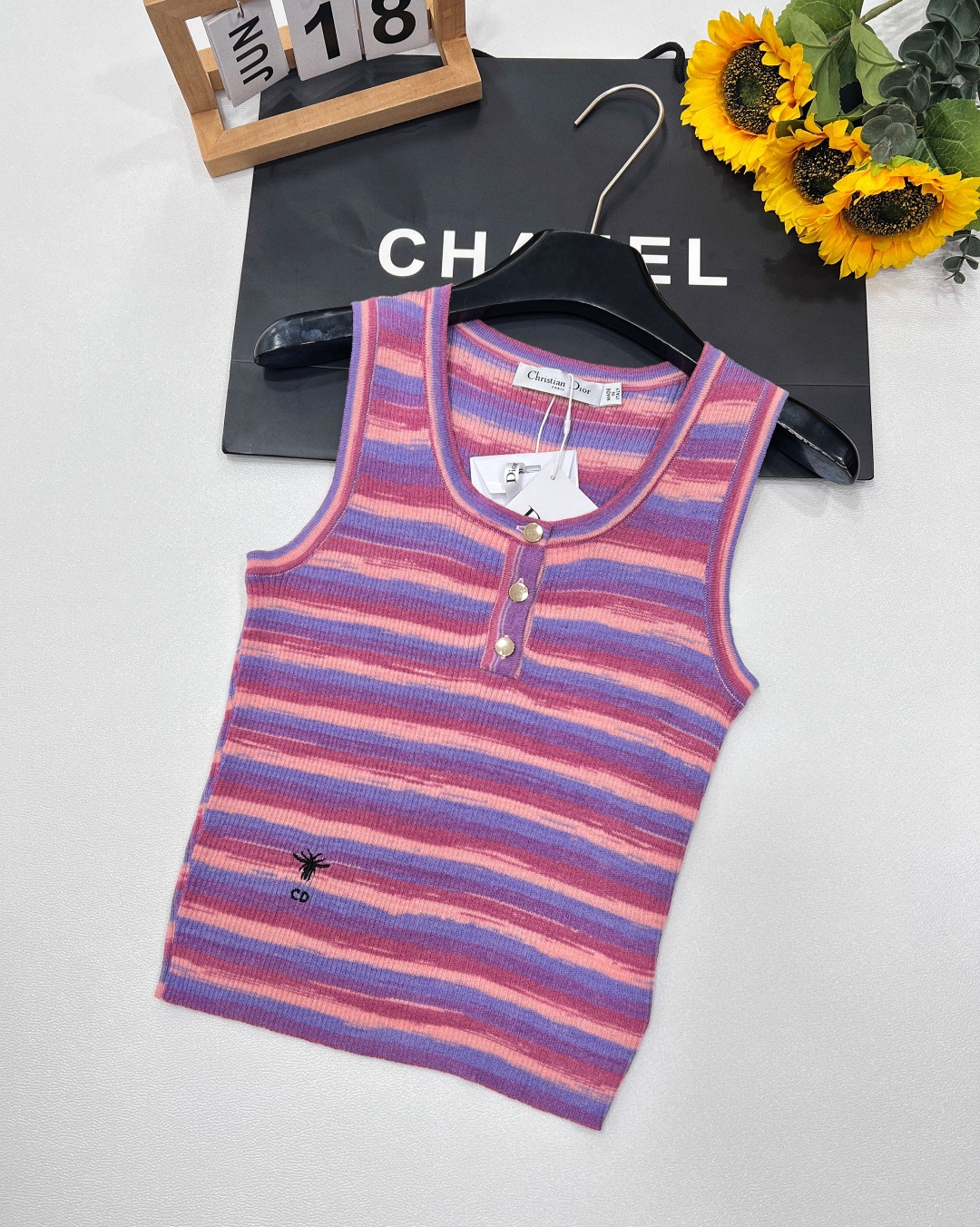 NO:328040,Dior new contrasting striped bee embroidered knitted vest. This knitted vest is simply a fantasy and elegant product in the fashion industry!  Contrasting striped design is bold and eye-catching, with natural color transitions, vitality and elegance coexist. Exquisite bee embroidery, the details show the brand ingenuity, and the 