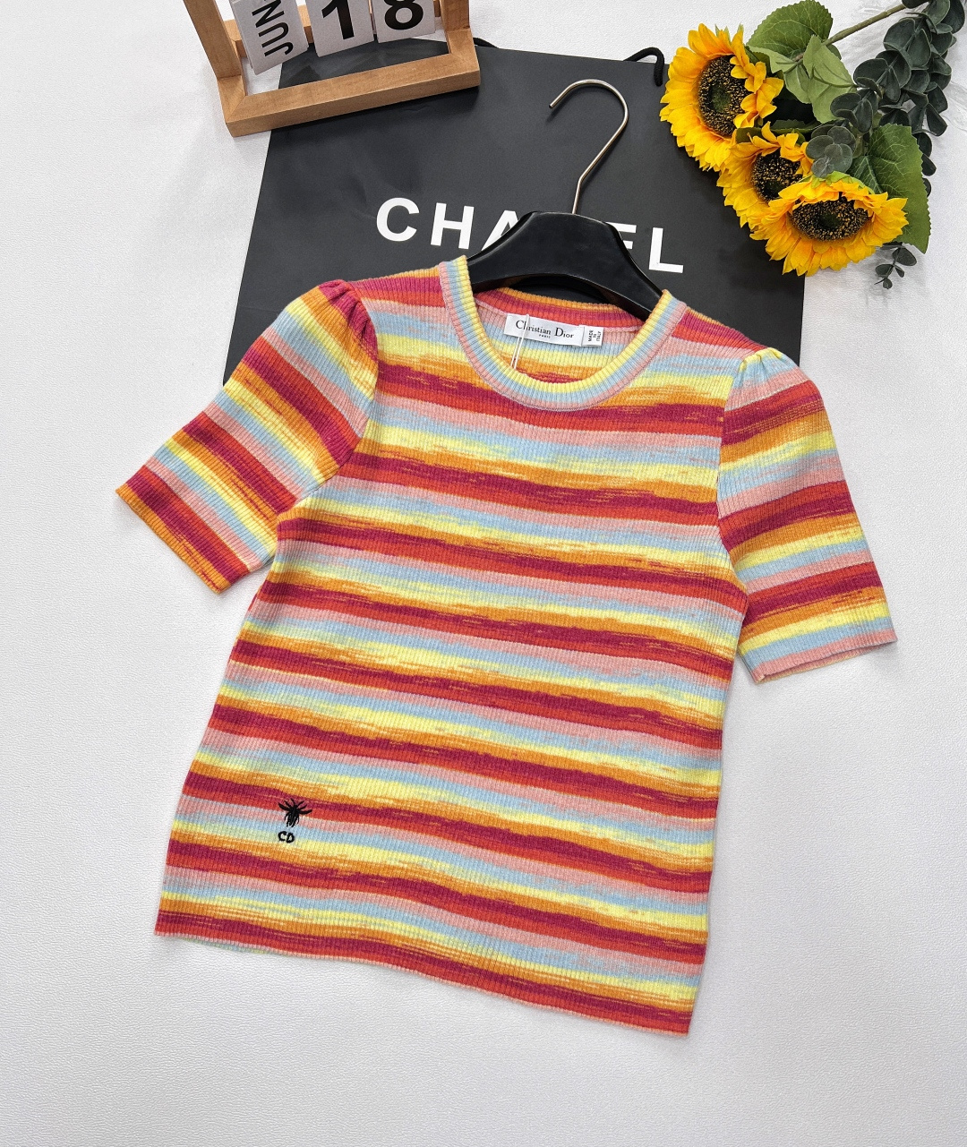 NO:328025,DIOR's new colorful striped bee short sleeves are simply a perfect blend of rainbow and fashion. The colorful stripes are full of vitality and make people fall into a glance. The exquisite little bee embroidery shows the luxurious craftsmanship of Dior in the details, and the low-key exudes a sense of high quality. The round neck design is classic and versatile, the knitted fabric is soft and skin-friendly, and it is super comfortable to wear with close body. Whether it is paired with denim shorts, a street walk full of vitality; or a flowing skirt and a romantic date, it can easily hold the whole audience, making you the focus~ High elasticity, two colors!  Complete three-standard size sml,,dior,dior,skirts,shorts,T-shirt,alexander wang19860909DIOR新款彩色条纹小蜜蜂短袖 ,简直是把彩虹和时尚完美融合~绚丽多彩的条纹,活力满满,让人一眼就沦陷.精致的小蜜蜂刺绣,细节之处彰显迪奥的奢华匠心,低调中透着高级感.圆领设计经典又百搭,针织面料柔软亲肤,贴身穿超舒服.无论是搭配牛仔短裤,来一场活力满满的街头漫步；还是配上飘逸半裙,赴一场浪漫约会,它都能轻松hold住全场,让你成为焦点~高弹力,两色出！三标齐全 尺码sml,,dior,dior,skirts,shorts,T-shirt,alexander wang,Women's clothing