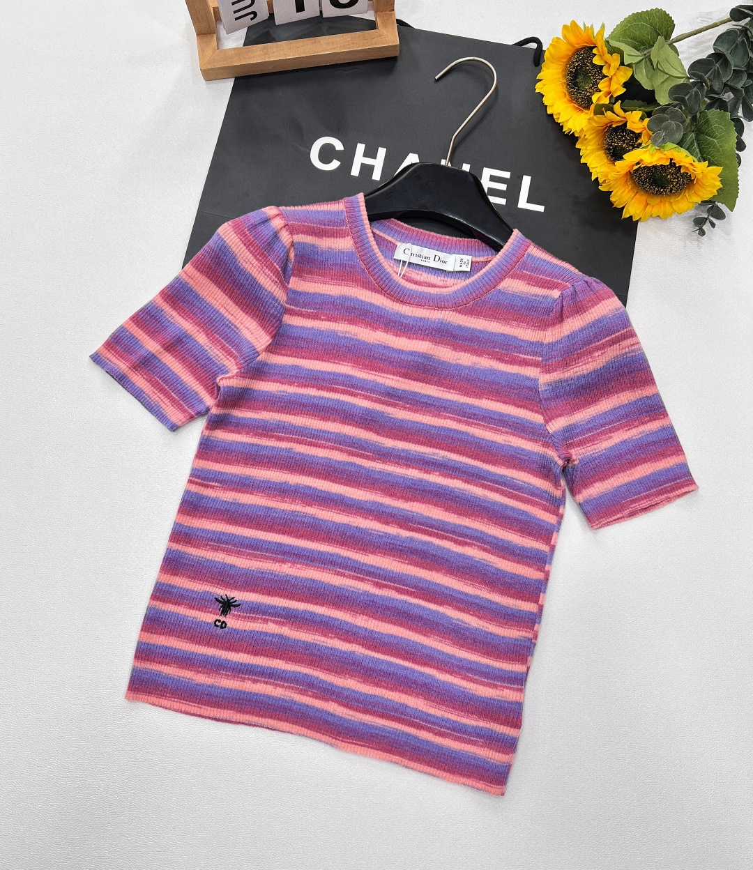 NO:328029,DIOR's new colorful striped bee short sleeves are simply a perfect blend of rainbow and fashion. The colorful stripes are full of vitality and make people fall into a glance. The exquisite little bee embroidery shows the luxurious craftsmanship of Dior in the details, and the low-key exudes a sense of high quality. The round neck design is classic and versatile, the knitted fabric is soft and skin-friendly, and it is super comfortable to wear with close body. Whether it is paired with denim shorts, a street walk full of vitality; or a flowing skirt and a romantic date, it can easily hold the whole audience, making you the focus~ High elasticity, two colors!  Complete three-standard size sml,,dior,dior,skirts,shorts,T-shirt,alexander wang19860909DIOR新款彩色条纹小蜜蜂短袖 ,简直是把彩虹和时尚完美融合~绚丽多彩的条纹,活力满满,让人一眼就沦陷.精致的小蜜蜂刺绣,细节之处彰显迪奥的奢华匠心,低调中透着高级感.圆领设计经典又百搭,针织面料柔软亲肤,贴身穿超舒服.无论是搭配牛仔短裤,来一场活力满满的街头漫步；还是配上飘逸半裙,赴一场浪漫约会,它都能轻松hold住全场,让你成为焦点~高弹力,两色出！三标齐全 尺码sml,,dior,dior,skirts,shorts,T-shirt,alexander wang,Women's clothing