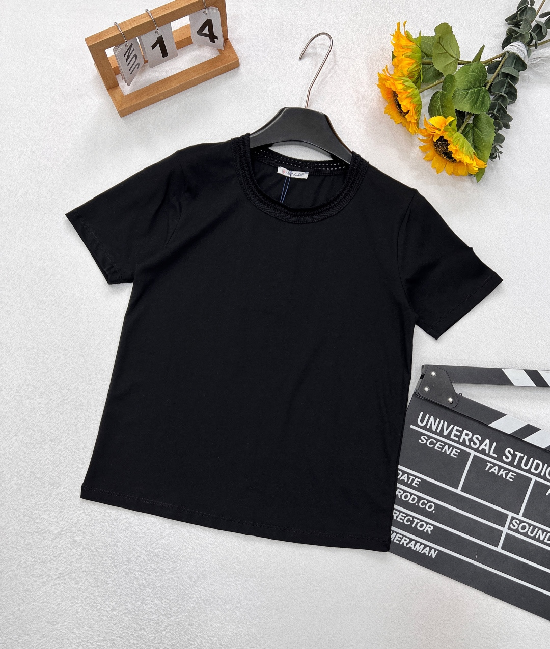 NO:413190,Moncler2025 new round neck braided badge short-sleeved T-shirt, customized YB native cotton material, breathable and comfortable, full texture, loose short-sleeved T-shirt cut, highlighting the brand style, made of gram-weight pure cotton, slightly elastic, giving a slim visual effect, outer arm patch badge neckline wool knitted texture decoration, brand fashion sense immediately creates a personal style, fashionable and fashionable, single wear inner wear, custom face accessories, accurate version, high version, 3 colors, size sml code,,T-shirt,tees,t-shirt,alexander wang19860909Moncler2025新款圆领编织徽章短袖T恤,定制YB原生全棉材质 透气舒适 质感十足 宽松短袖T恤裁剪 凸显品牌格调 采用克重纯棉制成 略带有弹力 呈现显瘦视觉效果 外手臂贴布徽章领口毛线编织纹理装饰 品牌潮牌时尚感立现 打造个性风格 洋气时髦 单穿内搭都出彩时髦 定制面辅料 认准版本 高版本 3色出 尺码sml 编码,,T-shirt,tees，t-shirt,alexander wang,Women's clothing