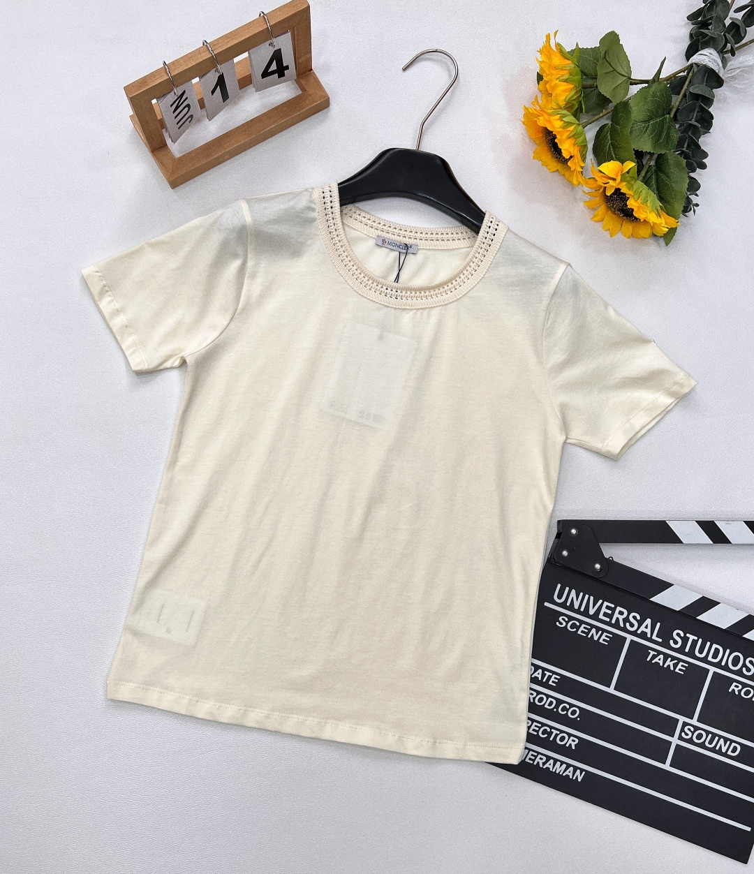 NO:413204,Moncler2025 new round neck braided badge short-sleeved T-shirt, customized YB native cotton material, breathable and comfortable, full texture, loose short-sleeved T-shirt cut, highlighting the brand style, made of gram-weight pure cotton, slightly elastic, giving a slim visual effect, outer arm patch badge neckline wool knitted texture decoration, brand fashion sense immediately creates a personal style, fashionable and fashionable, single wear inner wear, custom face accessories, accurate version, high version, 3 colors, size sml code,,T-shirt,tees,t-shirt,alexander wang19860909Moncler2025新款圆领编织徽章短袖T恤,定制YB原生全棉材质 透气舒适 质感十足 宽松短袖T恤裁剪 凸显品牌格调 采用克重纯棉制成 略带有弹力 呈现显瘦视觉效果 外手臂贴布徽章领口毛线编织纹理装饰 品牌潮牌时尚感立现 打造个性风格 洋气时髦 单穿内搭都出彩时髦 定制面辅料 认准版本 高版本 3色出 尺码sml 编码,,T-shirt,tees，t-shirt,alexander wang,Women's clothing