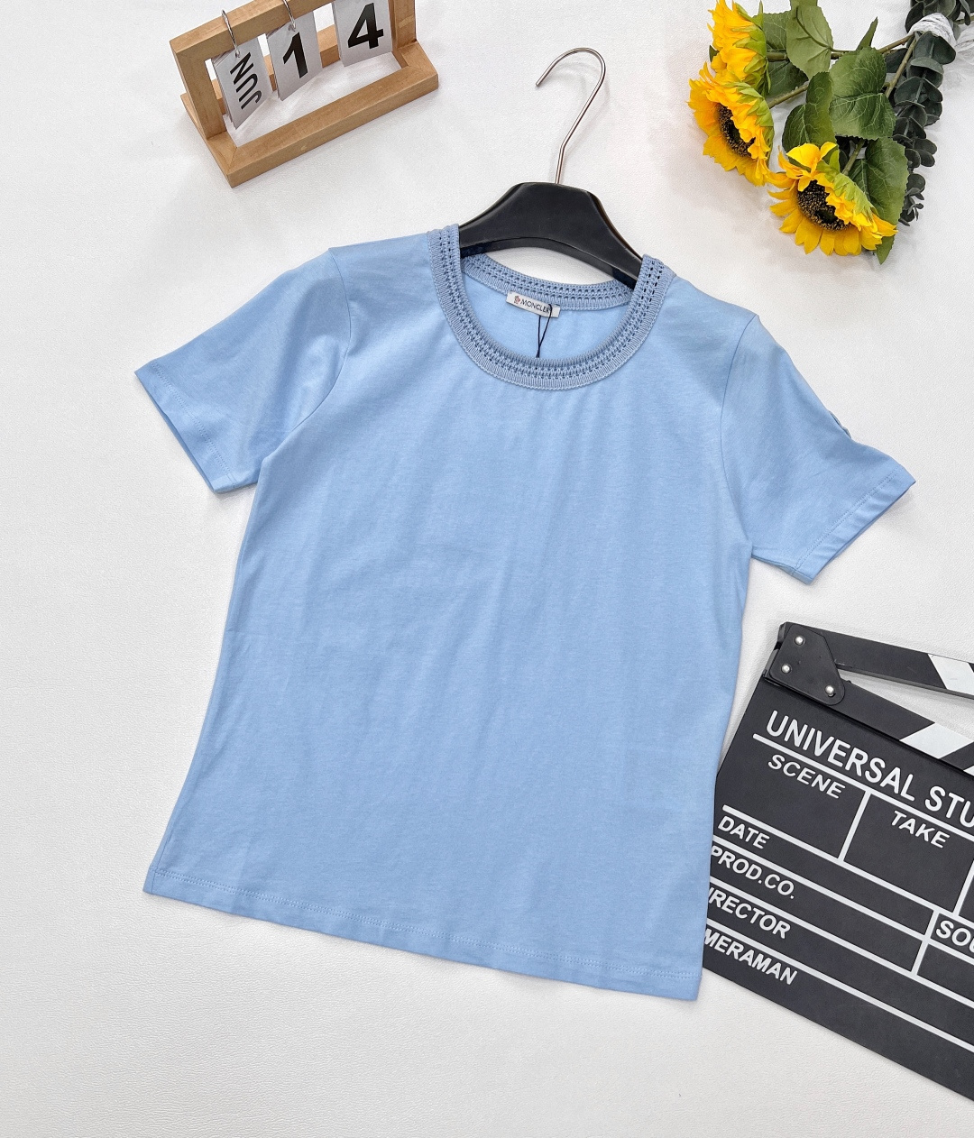 NO:413219,Moncler2025 new round neck braided badge short-sleeved T-shirt, customized YB native cotton material, breathable and comfortable, full texture, loose short-sleeved T-shirt cut, highlighting the brand style, made of gram-weight pure cotton, slightly elastic, giving a slim visual effect, outer arm patch badge neckline wool knitted texture decoration, brand fashion sense immediately creates a personal style, fashionable and fashionable, single wear inner wear, custom face accessories, accurate version, high version, 3 colors, size sml code,,T-shirt,tees,t-shirt,alexander wang19860909Moncler2025新款圆领编织徽章短袖T恤,定制YB原生全棉材质 透气舒适 质感十足 宽松短袖T恤裁剪 凸显品牌格调 采用克重纯棉制成 略带有弹力 呈现显瘦视觉效果 外手臂贴布徽章领口毛线编织纹理装饰 品牌潮牌时尚感立现 打造个性风格 洋气时髦 单穿内搭都出彩时髦 定制面辅料 认准版本 高版本 3色出 尺码sml 编码,,T-shirt,tees，t-shirt,alexander wang,Women's clothing