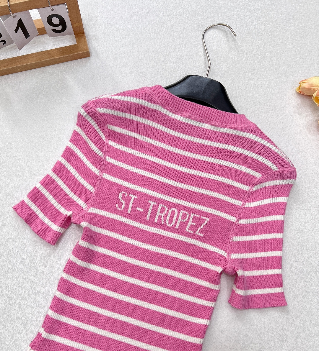 🆕DIOR新款条纹字母提花针织短袖，经典黑白条纹交织，简约而不失格调，宛如塞纳河畔的优雅诗篇，是永不过时