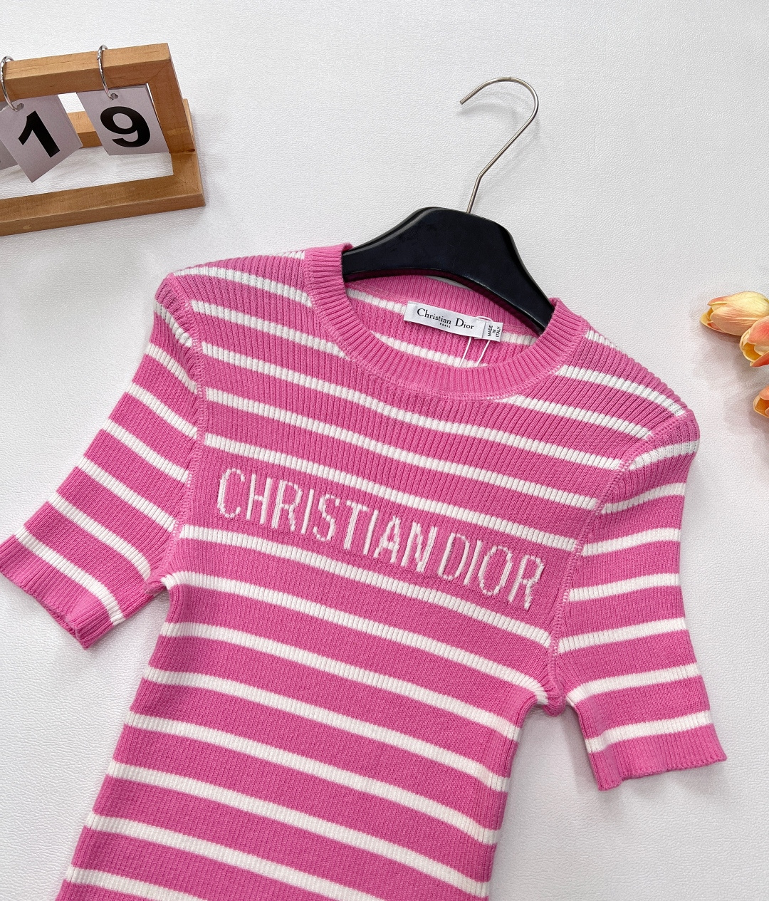 🆕DIOR新款条纹字母提花针织短袖，经典黑白条纹交织，简约而不失格调，宛如塞纳河畔的优雅诗篇，是永不过时