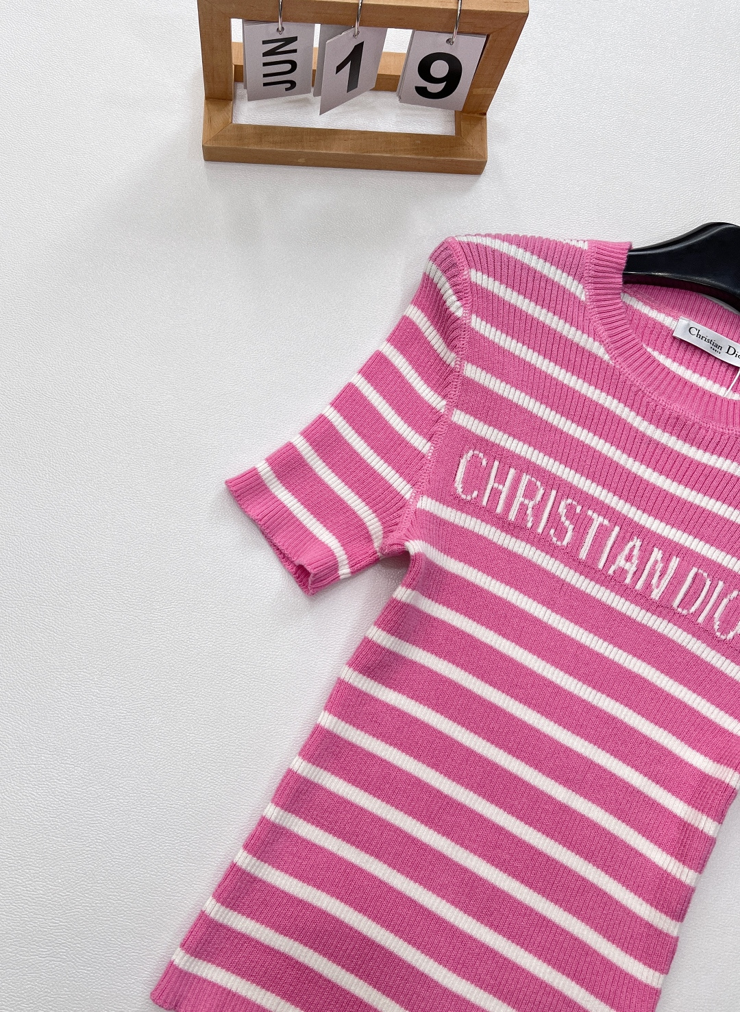 🆕DIOR新款条纹字母提花针织短袖，经典黑白条纹交织，简约而不失格调，宛如塞纳河畔的优雅诗篇，是永不过时