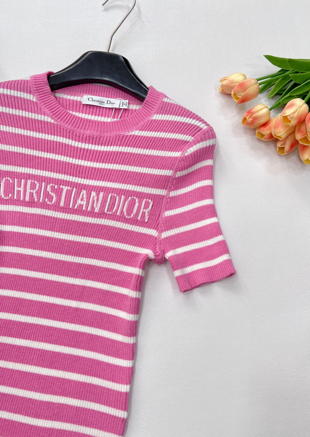 🆕DIOR新款条纹字母提花针织短袖，经典黑白条纹交织，简约而不失格调，宛如塞纳河畔的优雅诗篇，是永不过时