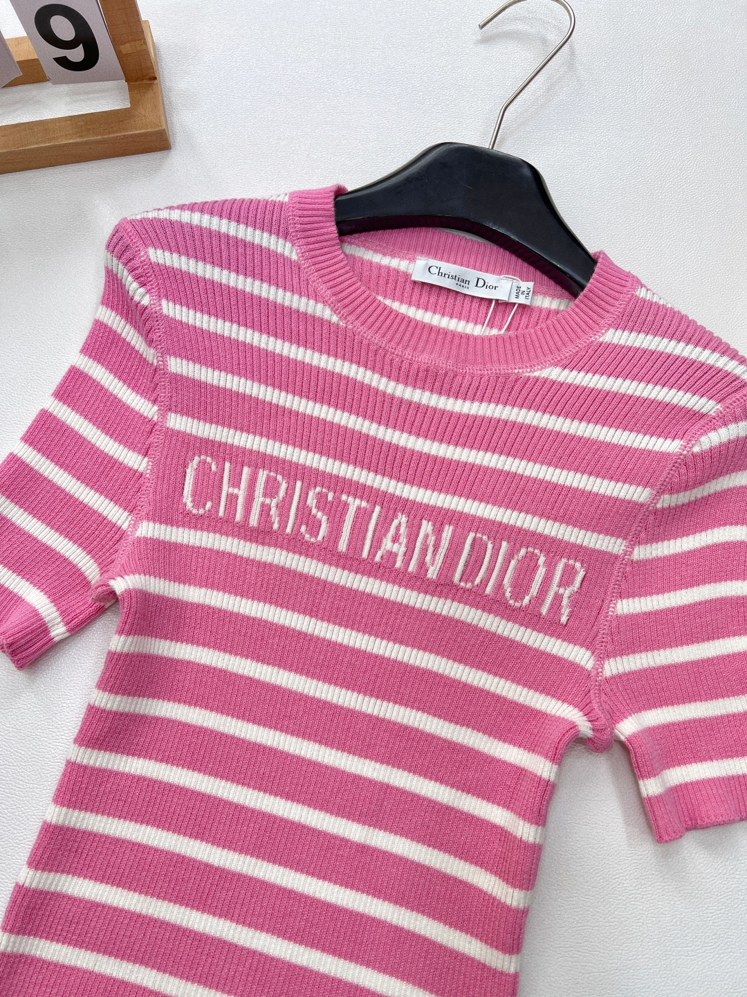 🆕DIOR新款条纹字母提花针织短袖，经典黑白条纹交织，简约而不失格调，宛如塞纳河畔的优雅诗篇，是永不过时