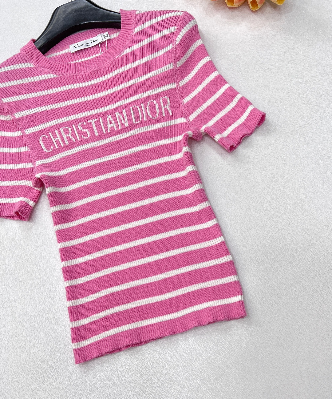 🆕DIOR新款条纹字母提花针织短袖，经典黑白条纹交织，简约而不失格调，宛如塞纳河畔的优雅诗篇，是永不过时
