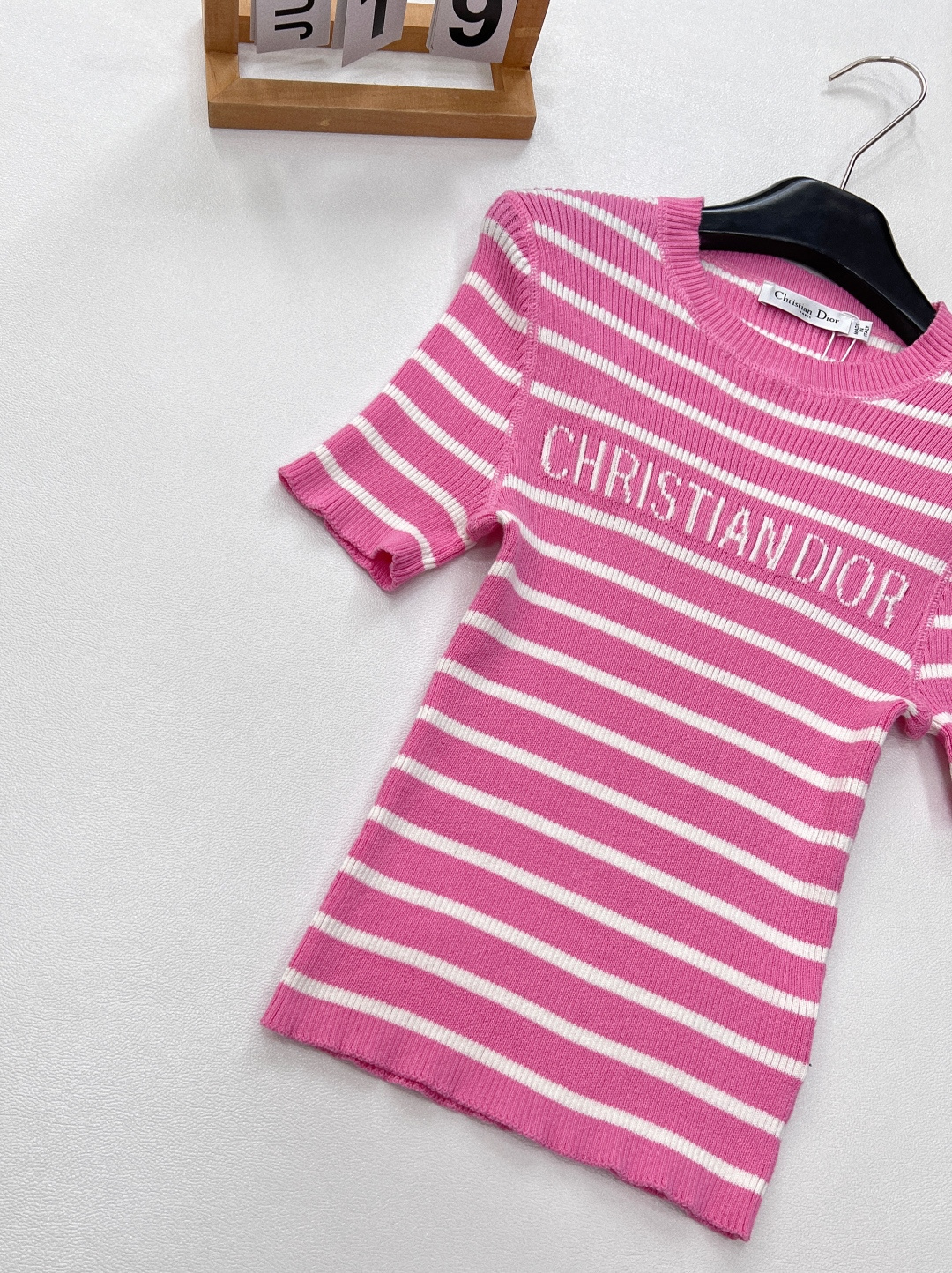🆕DIOR新款条纹字母提花针织短袖，经典黑白条纹交织，简约而不失格调，宛如塞纳河畔的优雅诗篇，是永不过时