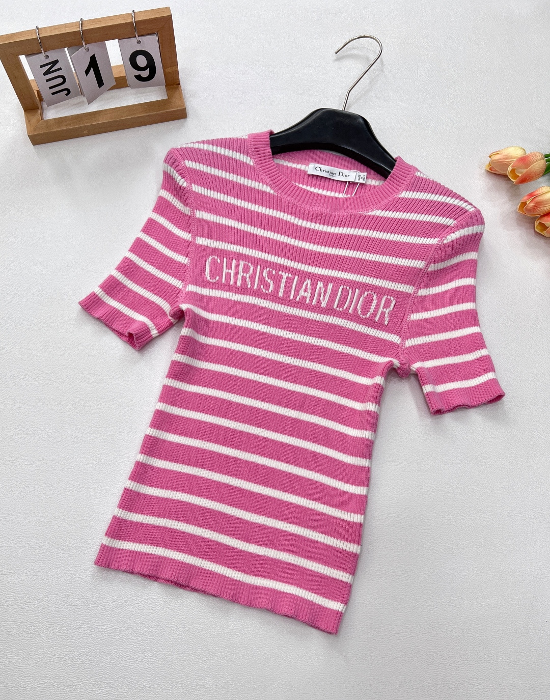 NO:413163,DIOR's new striped letter jacquard knitted short sleeves, classic black and white stripes intertwined, simple but yet stylish, just like the elegant poems on the banks of the Seine, and are a fashion symbol that never goes out of date. The iconic letter jacquard is exquisite, and it is presented in three-dimensionally on the body, sending a signal of luxury in a low-key manner. Every eye is a tribute to the brand's century-old heritage. The selection of high-quality knitted fabrics is delicate and soft, and the skin is worn like a spring breeze. Breathability and comfort are perfectly integrated. Whether it is a walk under the scorching sun in summer or an elegant gathering in an air-conditioned room, you can be at ease and at ease. The round neck design fits the neck lines, modifying the beautiful jaw curve, and matches the playful short sleeves like puff sleeves. Retro and fashion collide here to outline a unique French style.  Whether it is a casual and everyday style with simple denims or a fashion party with exquisite skirts, it can be the finishing touch of the look, allowing you to stand out from the crowd and become the focus of fashion. Dior striped letter jacquard knitted short sleeves are a perfect fusion of fashion and quality, and are a must-have item for everyone who pursues excellent style!  Complete three standards!  Size sml code, dior,dior,skirts,T-shirt,alexander wang19860909DIOR新款条纹字母提花针织短袖,经典黑白条纹交织,简约而不失格调,宛如塞纳河畔的优雅诗篇,是永不过时的时尚符号.“CHRISTIAN DIOR”标志性字母提花工艺精湛,立体呈现于衣身,低调间释放奢华信号,每一眼都是对品牌百年底蕴的致敬.甄选优质针织面料,细腻柔软,贴肤穿着如沐春风,透气性与舒适度完美融合,无论是夏日骄阳下的漫步,还是空调房中的优雅小聚,皆能自在随心.圆领设计贴合颈部线条,修饰出优美下颌弧度,搭配泡泡袖般的俏皮短袖,复古与时尚在此碰撞,勾勒出别致的法式风情. 无论是搭配简约牛仔打造休闲日常风,还是与精致半裙组合出席时尚派对,它都能成为造型的点睛之笔,让你于人群中脱颖而出,成为时尚焦点.迪奥条纹字母提花针织短袖,是时尚与品质的完美融合,是每一位追求卓越风格人士的衣橱必备单品！三标齐全！ 尺码sml 编码,,dior,dior,skirts,T-shirt,alexander wang,Women's clothing