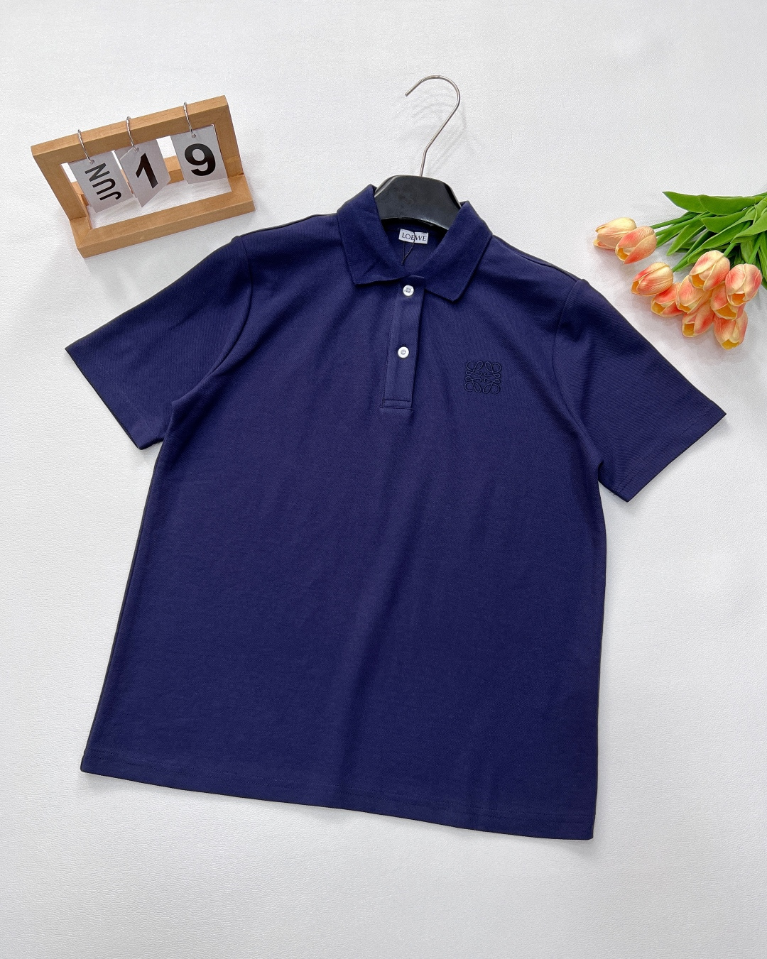 NO:413178,LOEWE's new letter embroidered lapel POLO shirt demonstrates freedom and vitality, and the simple style is a very good choice whether worn alone or as an inner wear, and you can always grasp it in your daily workplace!  It is made of pure cotton knitted fabric, which feels comfortable and skin-friendly, and will not feel any stuffy at all. In terms of the style, it is still made of oversize, which makes it look slim and makes it look good to wear and not picky!  The low-key sense of high-end is really very practical. It can be used for business and leisure, daily business work, weekend sports and leisure, and there is no polo outfit that cannot be solved. The same large-scale products for men and women are available in three complete standards!  Size sml code, loewe, versace,alexander wang19860909LOEWE 新款字母刺绣翻领POLO衫 彰显自由活力,简洁的版型,无论是单穿还是作为内搭,都是非常不错的选择,日常职场都拿捏！ 采用纯棉针织面料材质,手感舒适上身亲肤透气,丝毫不会有任何闷热感,在版型上还是做了oversize的版型,修饰身材显瘦好穿不挑人！低调的高级感,真的是非常实用的,可商务可休闲,日常商务上班,周末运动休闲,没有一件 polo 搞不定的穿搭.男女同款大货出三标齐全！ 尺码sml 编码,,loewe,versace,alexander wang,Women's clothing