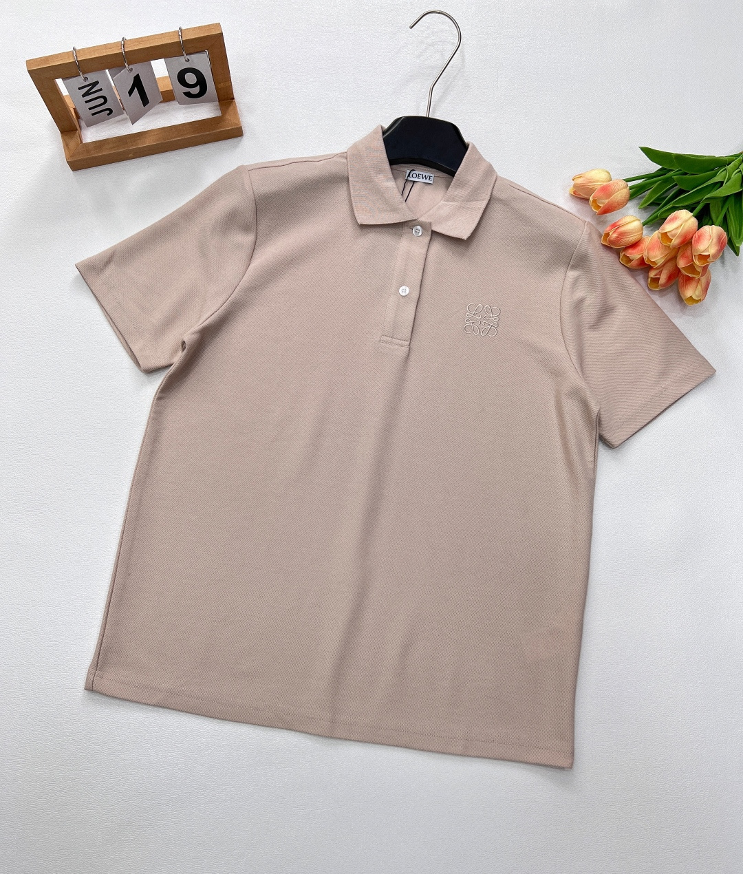 NO:413191,LOEWE's new letter embroidered lapel POLO shirt demonstrates freedom and vitality, and the simple style is a very good choice whether worn alone or as an inner wear, and you can always grasp it in your daily workplace!  It is made of pure cotton knitted fabric, which feels comfortable and skin-friendly, and will not feel any stuffy at all. In terms of the style, it is still made of oversize, which makes it look slim and makes it look good to wear and not picky!  The low-key sense of high-end is really very practical. It can be used for business and leisure, daily business work, weekend sports and leisure, and there is no polo outfit that cannot be solved. The same large-scale products for men and women are available in three complete standards!  Size sml code, loewe, versace,alexander wang19860909LOEWE 新款字母刺绣翻领POLO衫 彰显自由活力,简洁的版型,无论是单穿还是作为内搭,都是非常不错的选择,日常职场都拿捏！ 采用纯棉针织面料材质,手感舒适上身亲肤透气,丝毫不会有任何闷热感,在版型上还是做了oversize的版型,修饰身材显瘦好穿不挑人！低调的高级感,真的是非常实用的,可商务可休闲,日常商务上班,周末运动休闲,没有一件 polo 搞不定的穿搭.男女同款大货出三标齐全！ 尺码sml 编码,,loewe,versace,alexander wang,Women's clothing