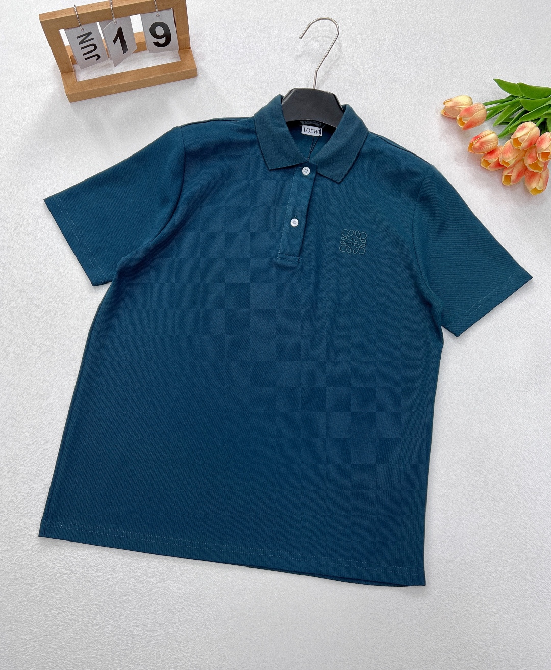 NO:413208,LOEWE's new letter embroidered lapel POLO shirt demonstrates freedom and vitality, and the simple style is a very good choice whether worn alone or as an inner wear, and you can always grasp it in your daily workplace!  It is made of pure cotton knitted fabric, which feels comfortable and skin-friendly, and will not feel any stuffy at all. In terms of the style, it is still made of oversize, which makes it look slim and makes it look good to wear and not picky!  The low-key sense of high-end is really very practical. It can be used for business and leisure, daily business work, weekend sports and leisure, and there is no polo outfit that cannot be solved. The same large-scale products for men and women are available in three complete standards!  Size sml code, loewe, versace,alexander wang19860909LOEWE 新款字母刺绣翻领POLO衫 彰显自由活力,简洁的版型,无论是单穿还是作为内搭,都是非常不错的选择,日常职场都拿捏！ 采用纯棉针织面料材质,手感舒适上身亲肤透气,丝毫不会有任何闷热感,在版型上还是做了oversize的版型,修饰身材显瘦好穿不挑人！低调的高级感,真的是非常实用的,可商务可休闲,日常商务上班,周末运动休闲,没有一件 polo 搞不定的穿搭.男女同款大货出三标齐全！ 尺码sml 编码,,loewe,versace,alexander wang,Women's clothing