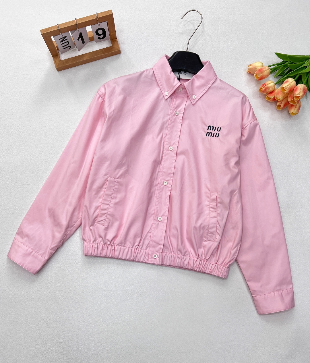 NO:413223,Miumiu's new pink jacket. Don't miss this pink jacket. Soft pink is full of the sweetness and romance of a girl. Wear it, it seems to drap the tenderness of spring on your body. The classic shirt collar is paired with neat buttons, which shows the exquisite style in simplicity. The iconic 'miu miu' embroidery on the chest is low-key and without losing brand recognition, instantly enhancing the sense of fashion. The unique elastic design of the hem cleverly outlines the body, combining comfort and styling. The unique design of the back breaks the convention and increases the sense of layering and fashion. The short style, cleverly pulls up the waistline, and easily creates a sense of long legs. Whether it is walking on the street with jeans or going on a date with a short skirt, it can easily adapt to create an eye-catching and unique spring style for you. The three-standard large-scale products are available in size sml  coding, miumiu, skirts, jeans, jackets & coats, jackets & coats, shirts, alexander wang19860909miumiu新款粉色夹克外套.缪缪这款粉色夹克外套别错过.柔和粉色,洋溢着少女的甜美与烂漫,穿上它,仿佛将春日的温柔披在身上.经典衬衫领搭配利落纽扣,简约中尽显精致格调.胸口标志性“miu miu”刺绣,低调又不失品牌辨识度,瞬间提升时尚感.下摆独特的松紧设计,巧妙勾勒身形,兼具舒适与造型感.后背独特设计,打破常规,增加层次感与时尚感.短款版型,巧妙拉高腰线,轻松打造大长腿既视感.无论是搭配牛仔裤漫步街头,还是与小短裙共赴约会,它都能轻松适配,为你打造吸睛又别致的春日造型.三标齐全大货出 尺码sml 编码,,miumiu,skirts,jeans,jackets & coats,jackets & coats,shirts,alexander wang,Women's clothing