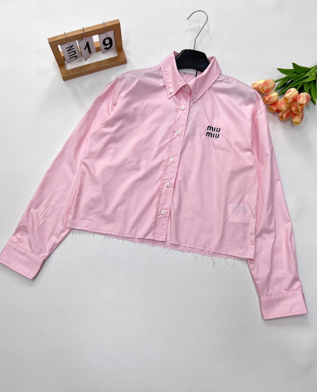 NO:413165,Miumiu's new pink letter embroidered short breasted shirt is full of girlish romantic atmosphere. The short tailoring is unique, easily improving the waistline, optimizing the body proportions, and shaping graceful figures. It is a powerful tool to create a fashionable and retro college style on the high street. The exquisite letter embroidery, as a symbol of brand recognition, highlights unique taste and style. The breasted details break the convention and add a casual and unrestrained atmosphere, making the overall shape more personalized and layered. The fabric is comfortable and skin-friendly, whether it is a single dress with a short skirt to show playful vitality. The unique design of the back breaks the convention and increases the sense of layering and fashion. The short style cleverly raises the waistline and easily creates a sense of déjà lapel. Or the knitted cardigan and denim jacket creates a layered layer, it can easily adapt to a variety of occasions to help you become the focus of the crowd. The three standards of large goods are complete!  Size sml code, miumiu, skirts, jackets & coats,shirts,alexander wang19860909miumiu新款粉色字母刺绣短款毛边衬衫,满溢少女浪漫气息.短款剪裁独具巧思,轻松提升腰线,优化身材比例,塑造曼妙身姿 ,是打造高街时髦感与复古学院风的利器.精致的字母刺绣,作为品牌辨识度的象征,彰显独特品味与格调 .毛边细节则打破常规,增添随性不羁氛围,让整体造型更具个性层次.面料舒适亲肤,无论是单穿搭配短裙展现俏皮活力.后背独特设计,打破常规,增加层次感与时尚感.短款版型,巧妙拉高腰线,轻松打造大长腿既视感.还是外搭针织开衫、牛仔外套营造叠穿层次感,都能轻松适配多种场合,助你成为人群焦点.大货出三标齐全！ 尺码sml 编码,,miumiu,skirts,jackets & coats,shirts,alexander wang,Women's clothing