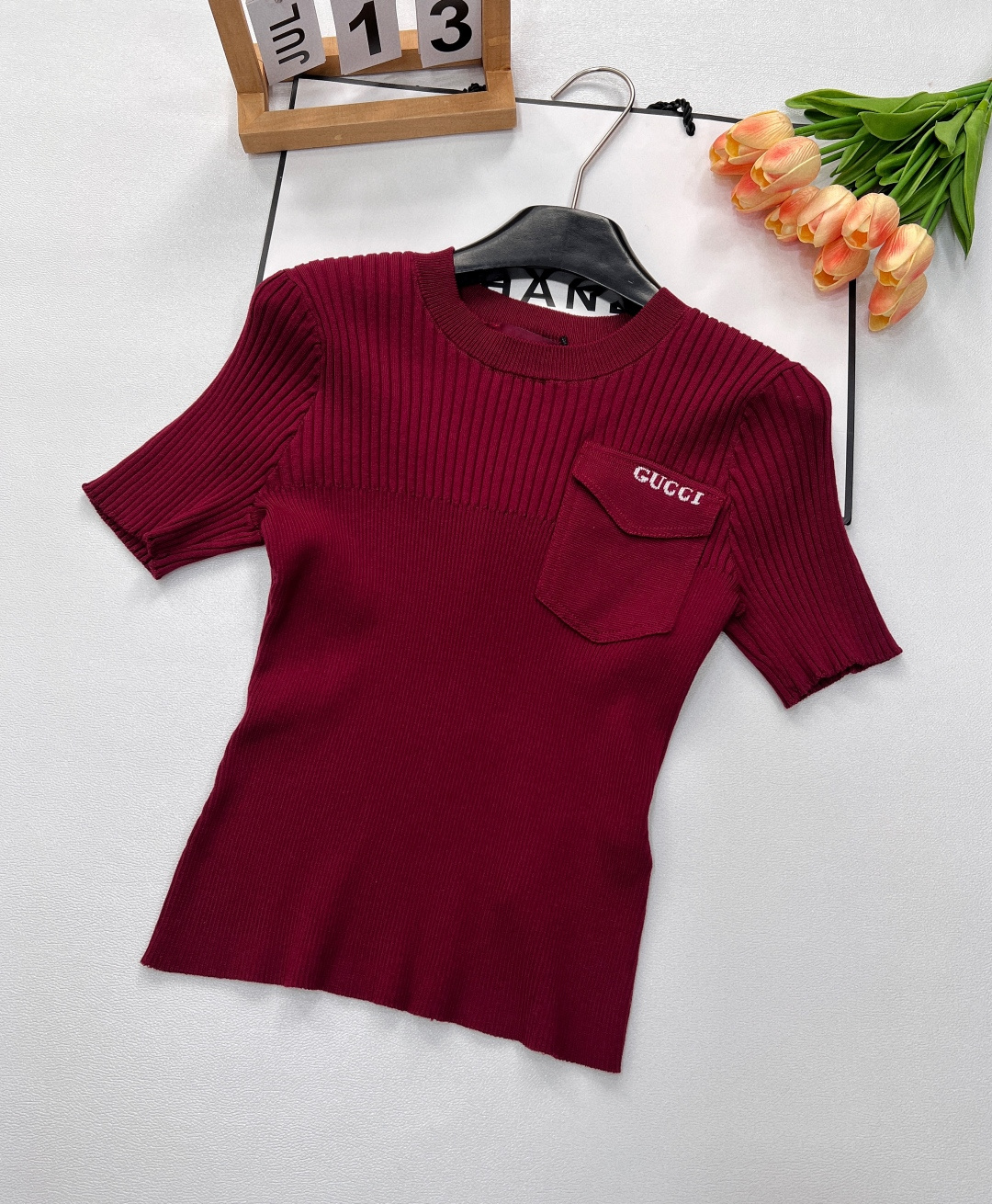 NO:413180,Gucci2025SS new flip pocket knitted short sleeves, customized YB imported wool yarn wool, comfortable and elastic, breathable, round neck knitted top cut, divide the density difference between vertical pit strips with the pocket on the chest, enhance the texture of details, form intertwined collision, and match with the embellishment of crochet letters, it can better show the exquisite temperament, highlight the high-end feeling of outfit, elastic and tighter, more exquisite, slim outfit, show the relaxed tone, light luxury and fashionable temperament, single wear and layering, the first choice for fashion outfits, customized surface accessories, accurate version, high version, two colors and three standards, size sml code,,gucci, T-shirt,alexander wang19860909Gucci2025SS新款翻盖口袋针织短袖,定制YB进口羊毛纱线织造 舒适弹力 透气十足 圆领针织上衣剪裁 以胸口带盖口袋为界限划分竖坑条的疏密差异 提升细节质感 形成交织碰撞 配合钩花字母徽标点缀 更能彰显精致气质 凸显穿搭高级感 弹性松紧更显精致 穿搭显瘦 尽显松弛调性 轻奢时髦气质 单穿叠穿均可 四季时尚穿搭首选 定制面辅料 认准版本 高版本 两色出三标齐全 尺码sml 编码,,gucci,T-shirt,alexander wang,Women's clothing