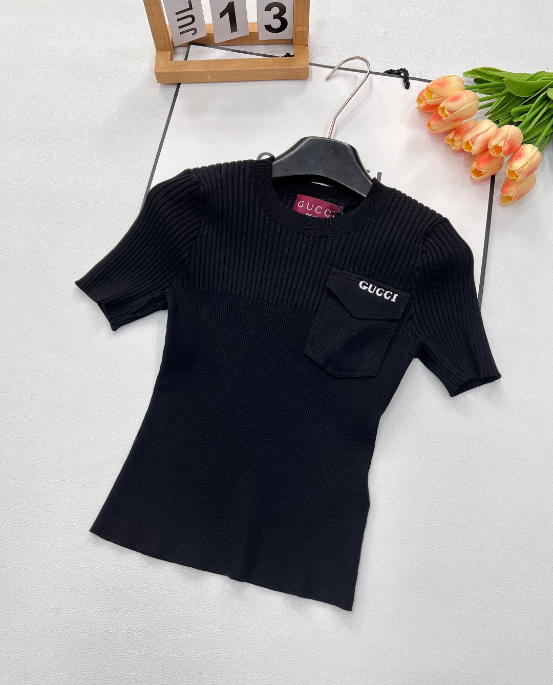 NO:413195,Gucci2025SS new flip pocket knitted short sleeves, customized YB imported wool yarn wool, comfortable and elastic, breathable, round neck knitted top cut, divide the density difference between vertical pit strips with the pocket on the chest, enhance the texture of details, form intertwined collision, and match with the embellishment of crochet letters, it can better show the exquisite temperament, highlight the high-end feeling of outfit, elastic and tighter, more exquisite, slim outfit, show the relaxed tone, light luxury and fashionable temperament, single wear and layering, the first choice for fashion outfits, customized surface accessories, accurate version, high version, two colors and three standards, size sml code,,gucci, T-shirt,alexander wang19860909Gucci2025SS新款翻盖口袋针织短袖,定制YB进口羊毛纱线织造 舒适弹力 透气十足 圆领针织上衣剪裁 以胸口带盖口袋为界限划分竖坑条的疏密差异 提升细节质感 形成交织碰撞 配合钩花字母徽标点缀 更能彰显精致气质 凸显穿搭高级感 弹性松紧更显精致 穿搭显瘦 尽显松弛调性 轻奢时髦气质 单穿叠穿均可 四季时尚穿搭首选 定制面辅料 认准版本 高版本 两色出三标齐全 尺码sml 编码,,gucci,T-shirt,alexander wang,Women's clothing