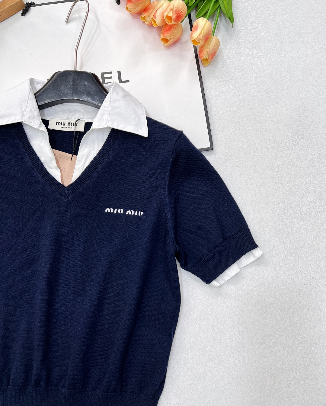 🆕Miu Miu新款字母提花拼polo领假两件针织短袖。独具匠心的假两件款式，巧妙拼接衬衫领与针织短袖，