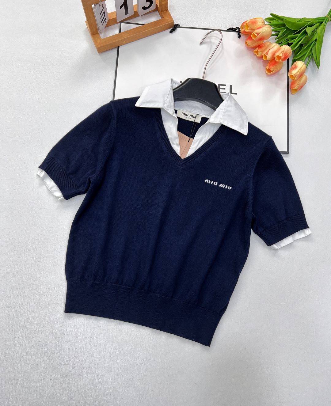 NO:413203,Miu  Miu's new letter jacquard spelling polo collar fake two-piece knitted short sleeves. The unique two-piece fake style cleverly splices the shirt collar and knitted short sleeves. It has both the exquisite and formality of the shirt and the soft and casual sweater, breaking the conventional outfit and creating a unique sense of fashion. The classic Polo collar modifies the neck lines and adapts to a variety of face shapes to exude retro and elegant charm. The brand's letter jacquard is exquisite, and it shows the brand's charm in a low-key manner, adding  Delicate details of the clothes. The touch is soft and delicate, skin-friendly and breathable, comfortable and unburdened. Whether it is daily travel or casual gathering, you can always stay at home. A versatile item, salty or sweet. Paired with high-waisted jeans and white shoes to unlock casual and casual everyday style; paired with a half-body pleated skirt and small leather shoes to create a sweet and girlish feeling; paired with a simple suit jacket and straight trousers, you can easily control it in commuting occasions. The three-standard large-scale goods are available.  Size sml code, miumiu, skirts, jeans, jackets & coats,shirts,T-shirt,business suit,alexander wang19860909Miu Miu新款字母提花拼polo领假两件针织短袖.独具匠心的假两件款式,巧妙拼接衬衫领与针织短袖,既有衬衫的精致正式,又有针织衫的柔软休闲,打破常规穿搭思路,塑造与众不同的时尚感.经典Polo领,修饰颈部线条,适配多种脸型,散发复古优雅韵味.品牌字母提花工艺精湛,低调展现品牌魅力,增添衣物精致细节.触感柔软细腻,亲肤透气,穿着舒适无负担,无论是日常出行还是休闲聚会,都能让您时刻保持自在状态.百搭单品,可盐可甜.搭配高腰牛仔裤与小白鞋,解锁休闲随性日常风；配上半身百褶裙与小皮鞋,营造甜美学院少女感；外搭简约西装外套,搭配直筒西裤,通勤场合也能轻松驾驭,三标齐全大货出 尺码sml 编码,,miumiu,skirts,jeans,jackets & coats,shirts,T-shirt,business suit,alexander wang,Women's clothing