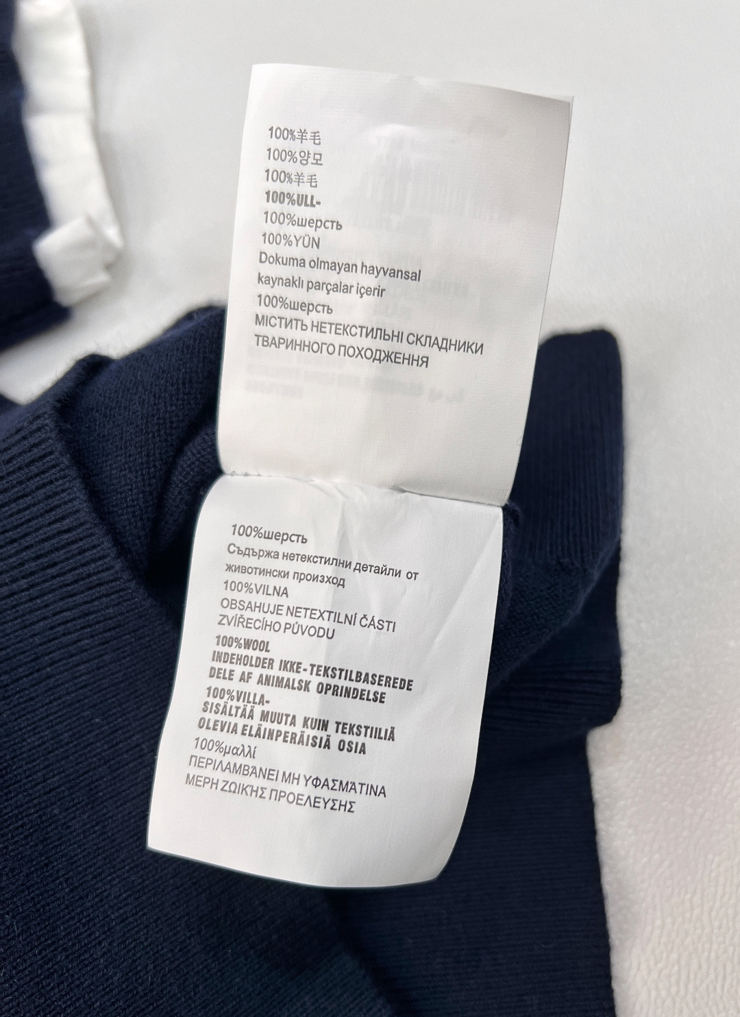 🆕Miu Miu新款字母提花拼polo领假两件针织短袖。独具匠心的假两件款式，巧妙拼接衬衫领与针织短袖，