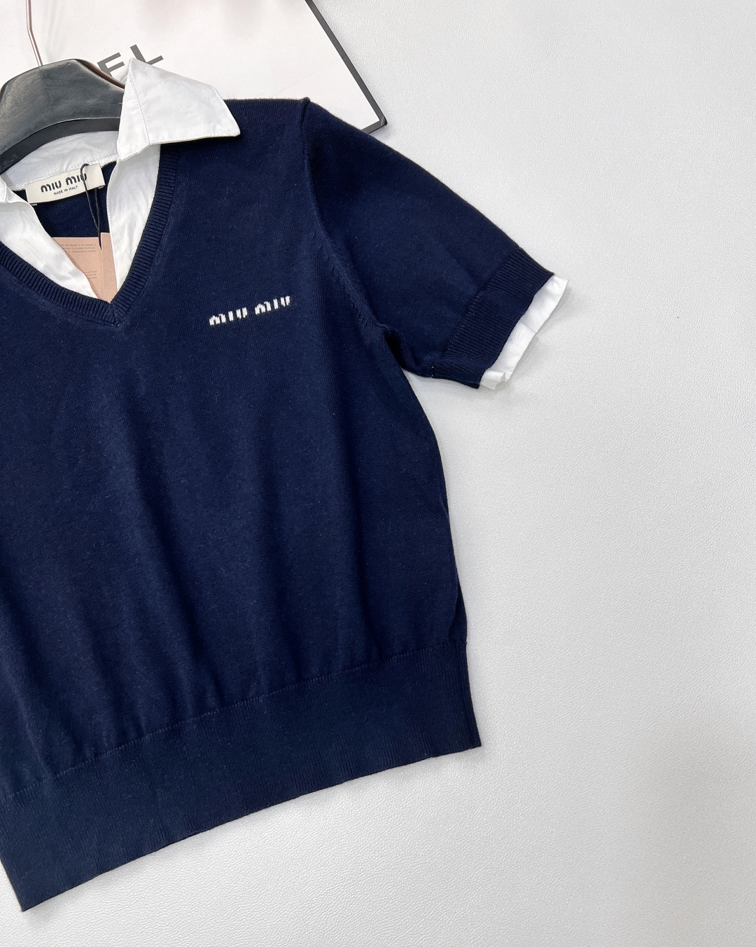 🆕Miu Miu新款字母提花拼polo领假两件针织短袖。独具匠心的假两件款式，巧妙拼接衬衫领与针织短袖，