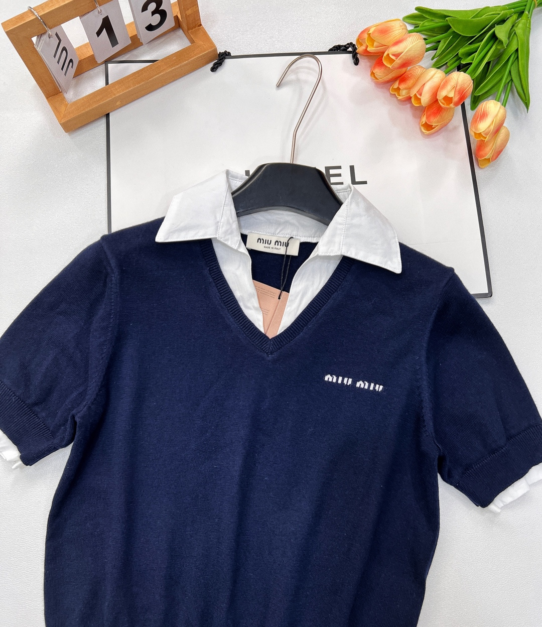 🆕Miu Miu新款字母提花拼polo领假两件针织短袖。独具匠心的假两件款式，巧妙拼接衬衫领与针织短袖，