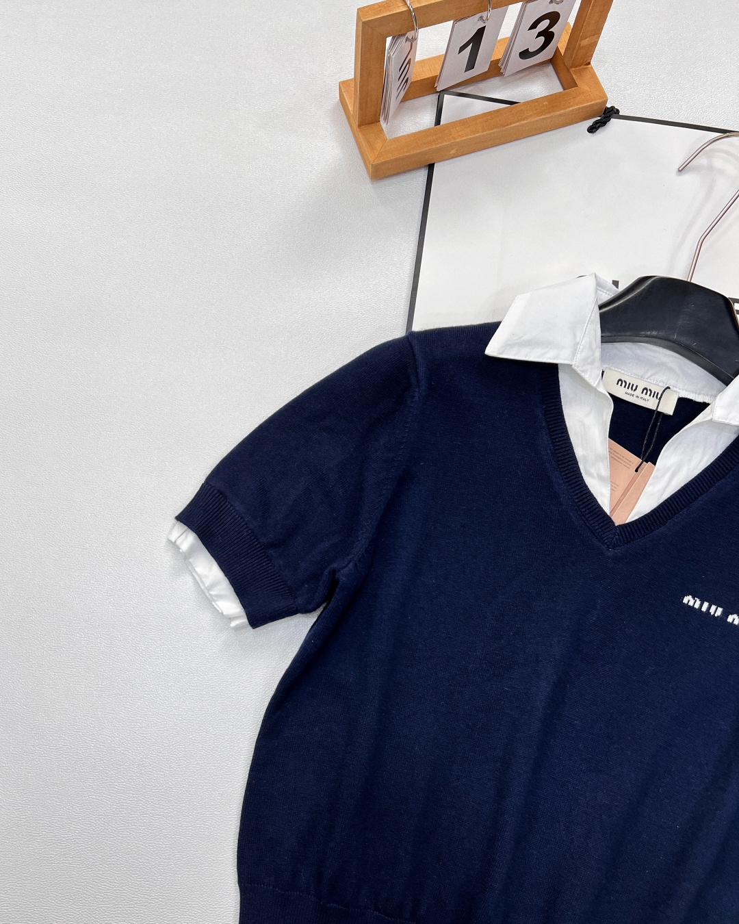 🆕Miu Miu新款字母提花拼polo领假两件针织短袖。独具匠心的假两件款式，巧妙拼接衬衫领与针织短袖，