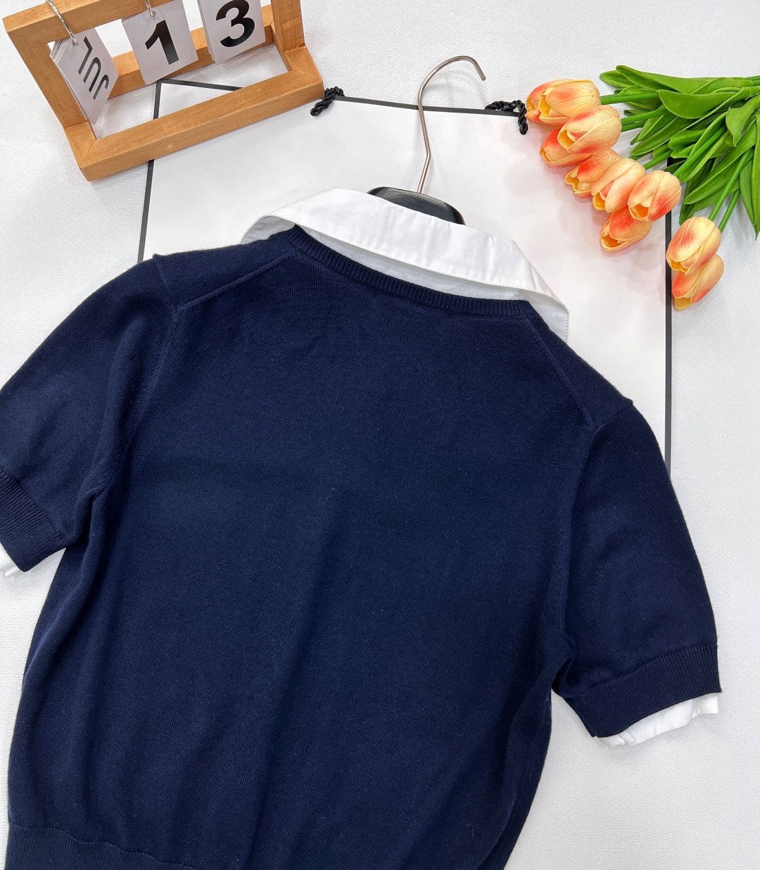 🆕Miu Miu新款字母提花拼polo领假两件针织短袖。独具匠心的假两件款式，巧妙拼接衬衫领与针织短袖，