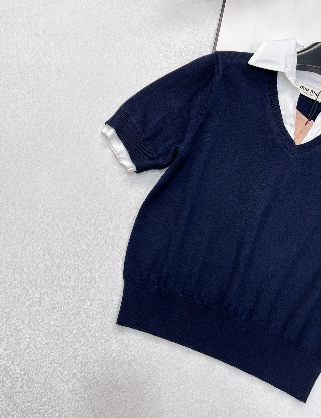 🆕Miu Miu新款字母提花拼polo领假两件针织短袖。独具匠心的假两件款式，巧妙拼接衬衫领与针织短袖，