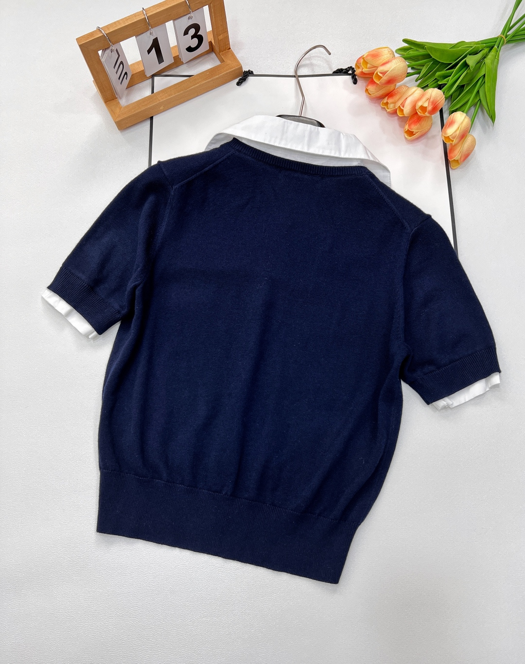 🆕Miu Miu新款字母提花拼polo领假两件针织短袖。独具匠心的假两件款式，巧妙拼接衬衫领与针织短袖，