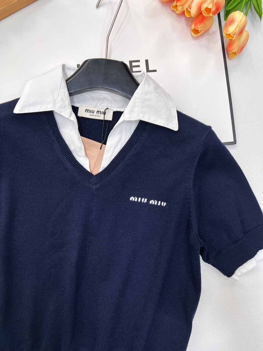 🆕Miu Miu新款字母提花拼polo领假两件针织短袖。独具匠心的假两件款式，巧妙拼接衬衫领与针织短袖，