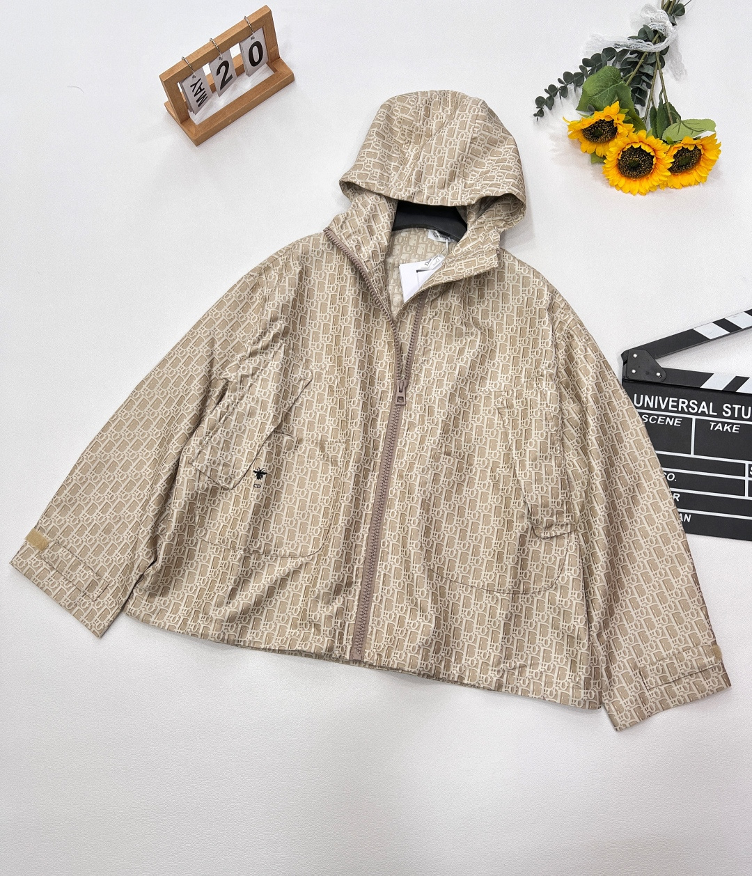 NO:328574,DIOR25Ss Spring and Summer New Oblique Jacquard Hooded Drawstring Jacket, Exclusive YB Development!  High-end production!  Decorated with classic Oblique prints. Beautiful crafting and zippered closures and two large front pockets. The drawstring hood design provides good protection and embroidery with bee logo embroidery. It can be matched with other Oblique prints to create a delicate casual look. Classic bee logo embroidery and CD metal logo underfoot, complete three-marks, large-scale products. Size sml code,,dior,jackets & coats,jackets & coats,hats,alexander wang19860909DIOR25Ss春夏新款 Oblique提花连帽抽绳夹克外套,独家yb开发！高版出品！饰以经典的Oblique印花 采用米色塔夫绸科技提花面料精心制作搭配拉链开合和两个正面大号口袋,抽绳风帽设计提供良好的防护效果点缀以小蜜蜂标识刺绣,可与其他 Oblique 印花单品搭配,打造精致的休闲造型 下脚经典小蜜蜂标识刺绣和CD金属标志,三标齐全大货出 尺码sml 编码,,dior,jackets & coats,jackets & coats,hats,alexander wang,Women's clothing