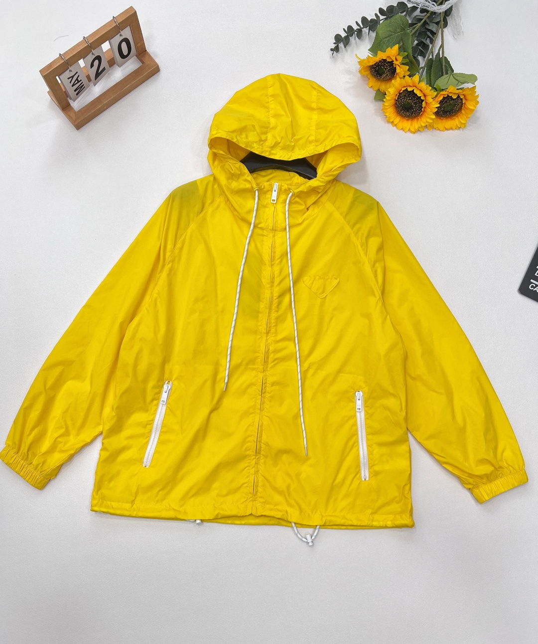 NO:328578,New spring and summer Prada hooded windbreaker lace-up sunscreen jacket Customized ultra-thin sunscreen fabric texture like silk, breathable and comfortable, not stuffy at all, basic style is versatile, smooth and super comfortable!  Simple solid color matching triangle embellishment Simple and not monotonous upper body casual and fashionable Details A strong sunshine and sports atmosphere ~ Size sml code, prada, jackets & coats,hats,alexander wang19860909春夏新款 Prada 连帽风衣系带防晒外套 定制超薄的防晒面料 质感宛若蚕丝 透气又舒适 完全不会闷热难受 基础型版型特百搭 丝丝滑滑超级舒服！ 简约的纯色搭配三角标点缀 简约不单调 上身休闲时尚 细节 可盐可甜的一款 浓浓的阳光运动气息～ 尺码sml 编码,,prada,jackets & coats,hats,alexander wang,Women's clothing