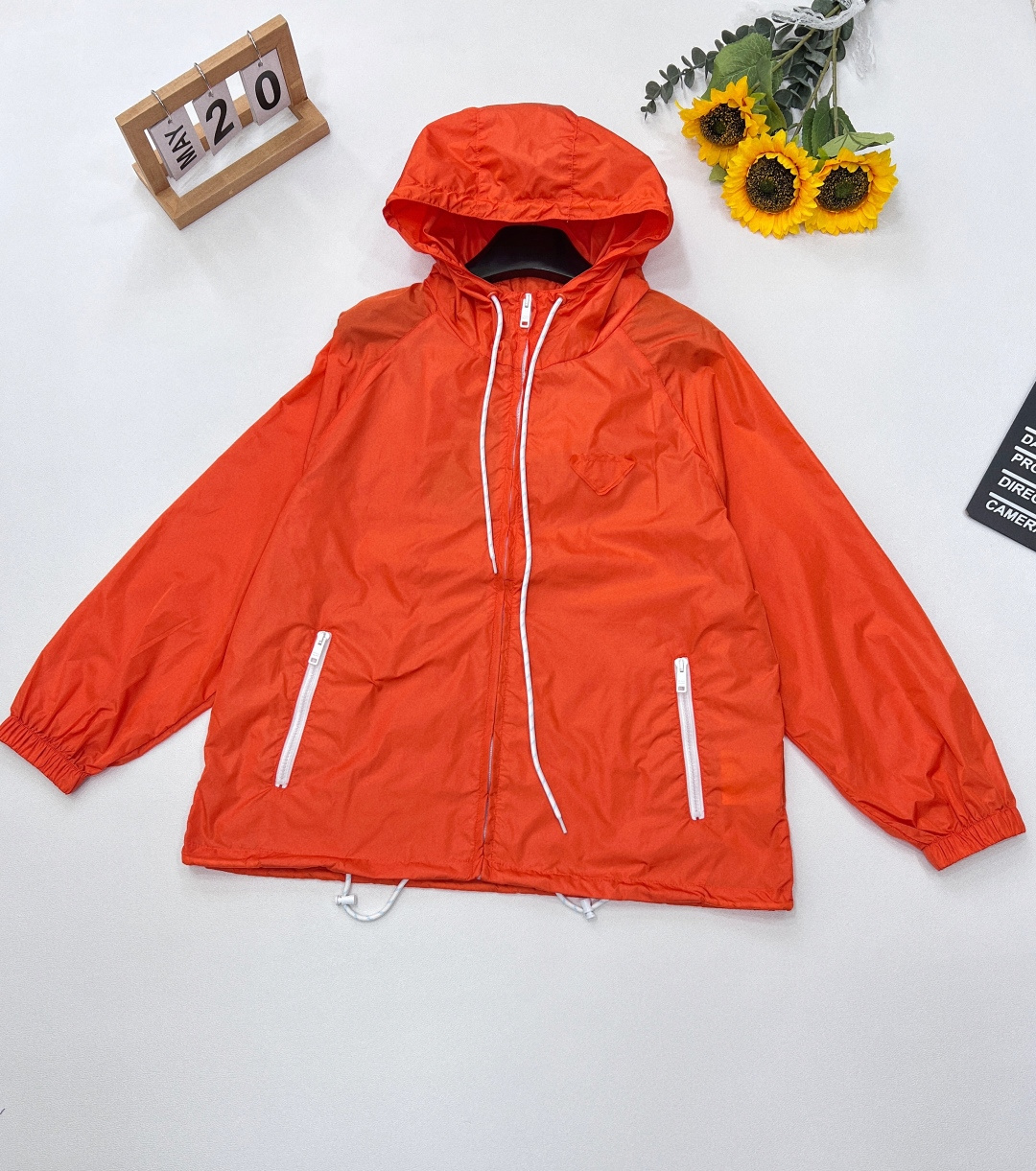 NO:328582,New spring and summer Prada hooded windbreaker lace-up sunscreen jacket Customized ultra-thin sunscreen fabric texture like silk, breathable and comfortable, not stuffy at all, basic style is versatile, smooth and super comfortable!  Simple solid color matching triangle embellishment Simple and not monotonous upper body casual and fashionable Details A strong sunshine and sports atmosphere ~ Size sml code, prada, jackets & coats,hats,alexander wang19860909春夏新款 Prada 连帽风衣系带防晒外套 定制超薄的防晒面料 质感宛若蚕丝 透气又舒适 完全不会闷热难受 基础型版型特百搭 丝丝滑滑超级舒服！ 简约的纯色搭配三角标点缀 简约不单调 上身休闲时尚 细节 可盐可甜的一款 浓浓的阳光运动气息～ 尺码sml 编码,,prada,jackets & coats,hats,alexander wang,Women's clothing