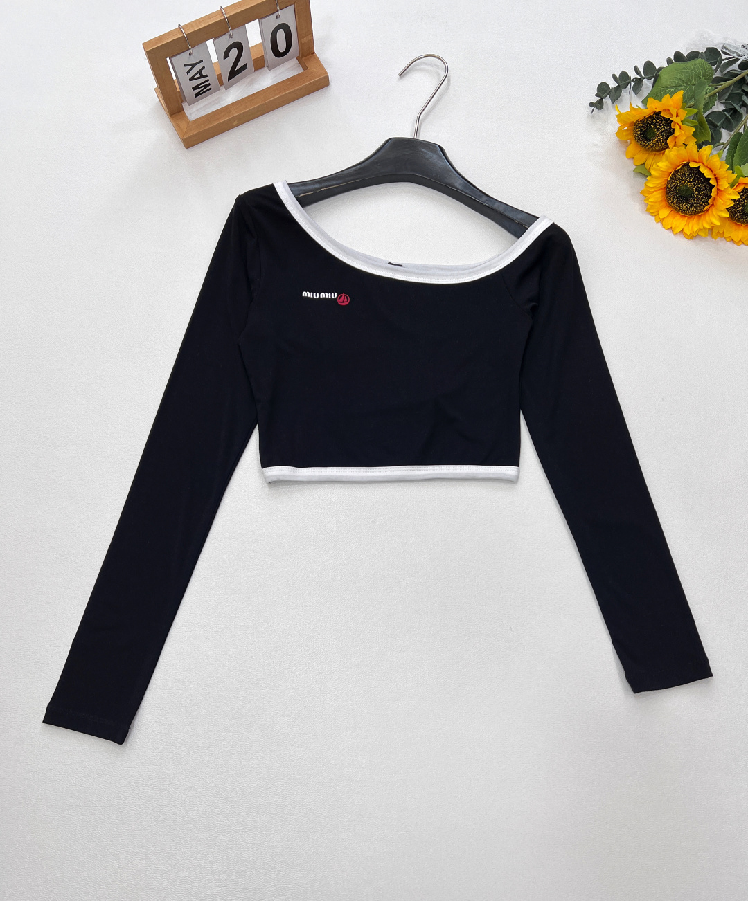 NO:328565,Miumi* 25Ss Spring and Summer New Style Sailing Letter Embroidered Short Slanted Shoulder Long Sleeve T-shirt丨Exclusive High Edition Production!  Classic contrasting elements, simple and elegant, yet fashionable. The short style is combined with the off-shoulder design. The upper body perfectly shows the beautiful curves. It releases a full of sexy and cute tricks. Any casual trousers can be instantly transformed into a Korean girl’s customized fabric, which is very comfortable on the upper body. It is a piece of product that closes your eyes. It is a fashionable and easy to match with age. Sisters, please feel free to put it in!  Two colors size sml code, miumiu,tees,t-shirt,alexander wang19860909Miumi* 25Ss春夏新款 帆船字母刺绣短款斜肩长袖T恤丨独家高版出品！经典撞色元素 简约大气又不失时髦度 小短款版型配合露肩的设计 上身完美展现优美的曲线 释放出满满的性感小心机随便一件休闲长裤搭配都能秒变韩系小姐姐定制面料上身巨舒服人手一件 闭眼入的单品 减龄时髦好搭配姐妹们放心入就对了！两色出 尺码sml 编码,,miumiu,tees，t-shirt,alexander wang,Women's clothing