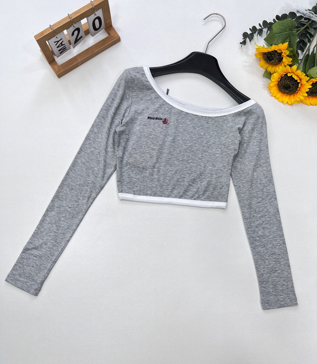 NO:328569,Miumi* 25Ss Spring and Summer New Style Sailing Letter Embroidered Short Slanted Shoulder Long Sleeve T-shirt丨Exclusive High Edition Production!  Classic contrasting elements, simple and elegant, yet fashionable. The short style is combined with the off-shoulder design. The upper body perfectly shows the beautiful curves. It releases a full of sexy and cute tricks. Any casual trousers can be instantly transformed into a Korean girl’s customized fabric, which is very comfortable on the upper body. It is a piece of product that closes your eyes. It is a fashionable and easy to match with age. Sisters, please feel free to put it in!  Two colors size sml code, miumiu,tees,t-shirt,alexander wang19860909Miumi* 25Ss春夏新款 帆船字母刺绣短款斜肩长袖T恤丨独家高版出品！经典撞色元素 简约大气又不失时髦度 小短款版型配合露肩的设计 上身完美展现优美的曲线 释放出满满的性感小心机随便一件休闲长裤搭配都能秒变韩系小姐姐定制面料上身巨舒服人手一件 闭眼入的单品 减龄时髦好搭配姐妹们放心入就对了！两色出 尺码sml 编码,,miumiu,tees，t-shirt,alexander wang,Women's clothing