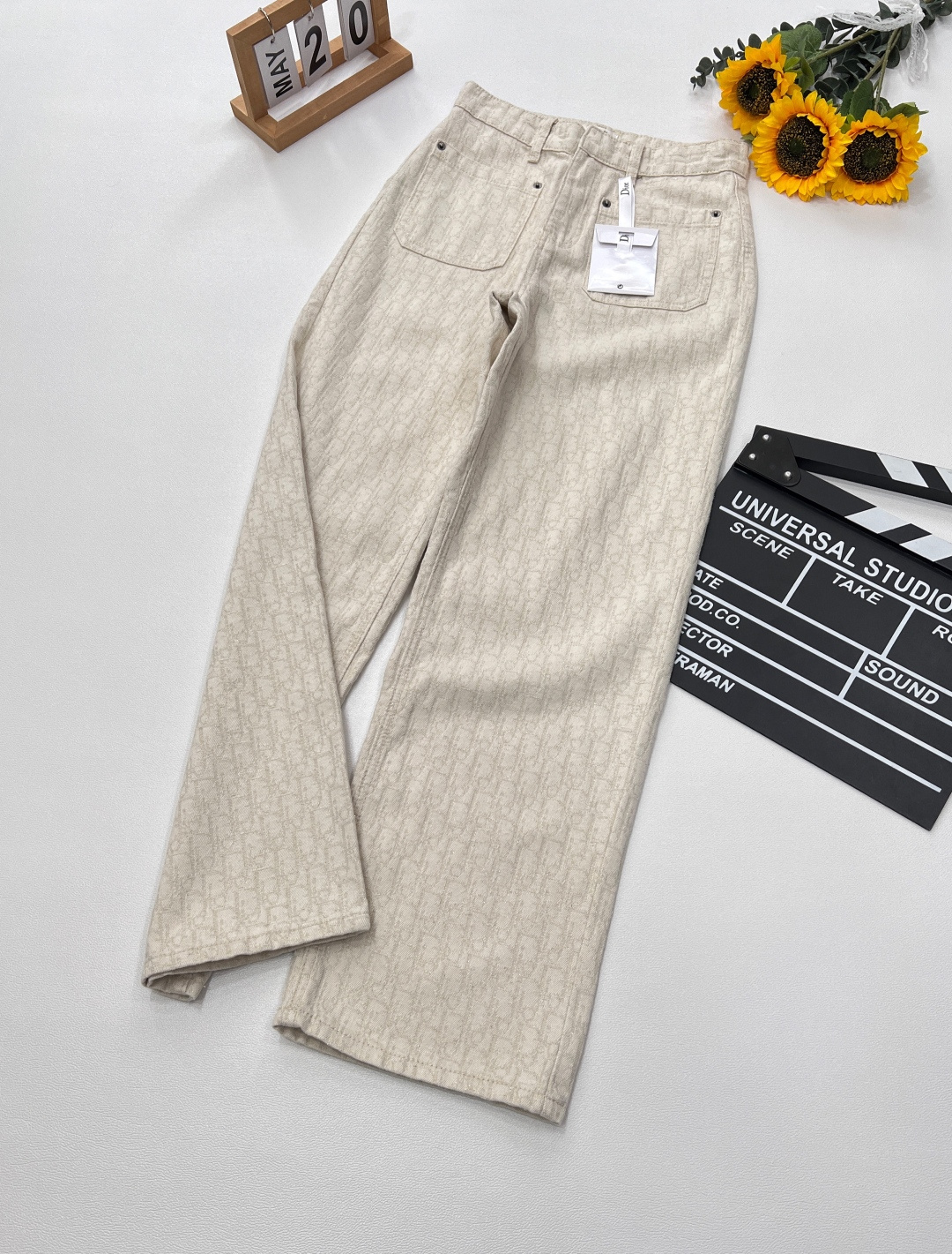 NO:328573,DIOR25 spring and summer new D letter jacquard full print apricot color trousers. It uses high-end fabric and denim, and it is very comfortable to wear front and back. The light blue color adds visual charm. The pants are delicate and have a good feel. It looks slim and versatile. Any body shape can be used to control versatile and fashionable high-end items. Glittering and golden silk thread on the side. Customized hardware accessories. Shorts and trousers are available in all sets!  !  !  Three-standard large-scale goods, size sml code, dior, shorts, alexander wang19860909DIOR25春夏新款D字母提花满印杏色长裤 采用高端面料牛仔穿起来很舒适前后满印设计,轻奢感在线浅蓝色系增添视觉魅力裤子纹路细腻手感很好,显瘦百搭版型任何身形都可以驾驭百搭时髦高级单品侧看闪闪散发金色丝线 定制五金配件 短裤长裤一套都有出！！！三标齐全大货出 尺码sml 编码,,dior,shorts,alexander wang,Women's clothing