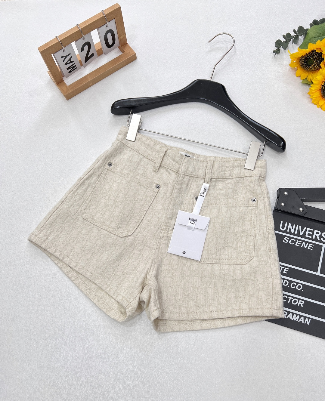 NO:328577,DIOR25 spring and summer new D letter jacquard full print apricot shorts. It uses high-end fabric denim and is very comfortable to wear. It has a light luxury feeling. The light blue color adds visual charm. The pants are delicate and have a good feel. It looks slim and versatile. Any body shape can be used to control versatile and fashionable high-end items. The side is shining and golden silk thread. Customized hardware accessories. There are all shorts and trousers!  !  !  Complete three standards!  Size sml encoding, dior, shorts, alexander wang19860909DIOR25春夏新款D字母提花满印杏色短裤 采用高端面料牛仔穿起来很舒适前后满印设计,轻奢感在线浅蓝色系增添视觉魅力裤子纹路细腻手感很好,显瘦百搭版型任何身形都可以驾驭百搭时髦高级单品侧看闪闪散发金色丝线 定制五金配件 短裤长裤一套都有出！！！三标齐全！ 尺码sml 编码,,dior,shorts,alexander wang,Women's clothing