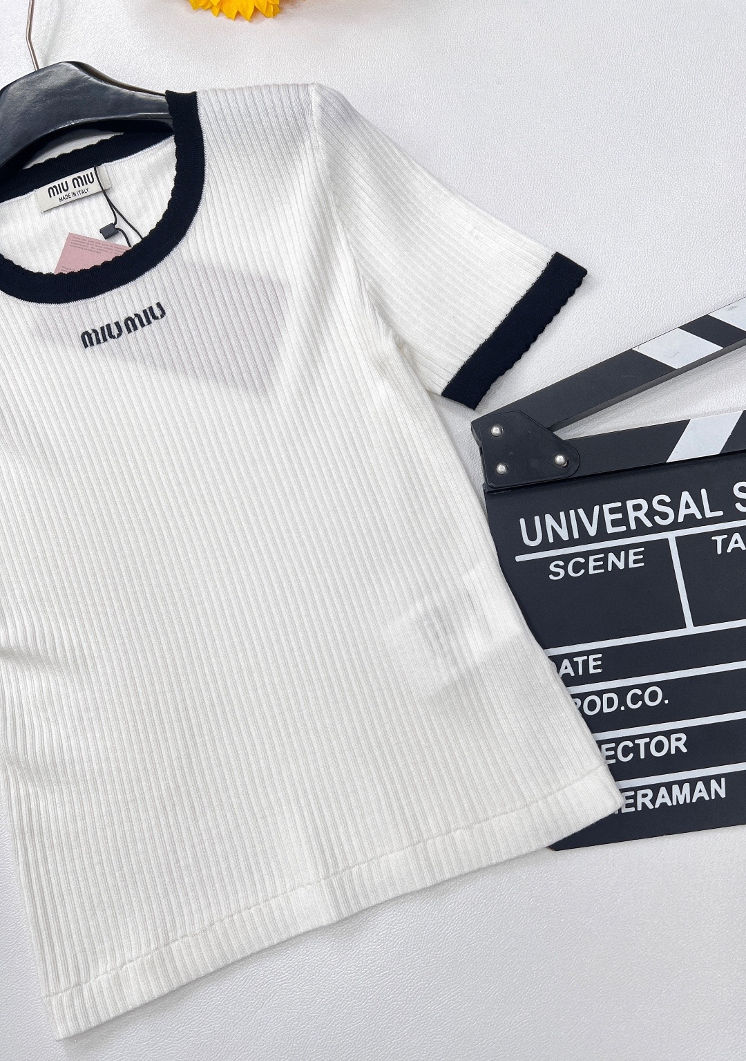 🆕Miu Miu新款撞色字母刺针织短袖,设计简约又不失品牌特色 。采用桑蚕丝材质,具有良好的吸湿性和透气
